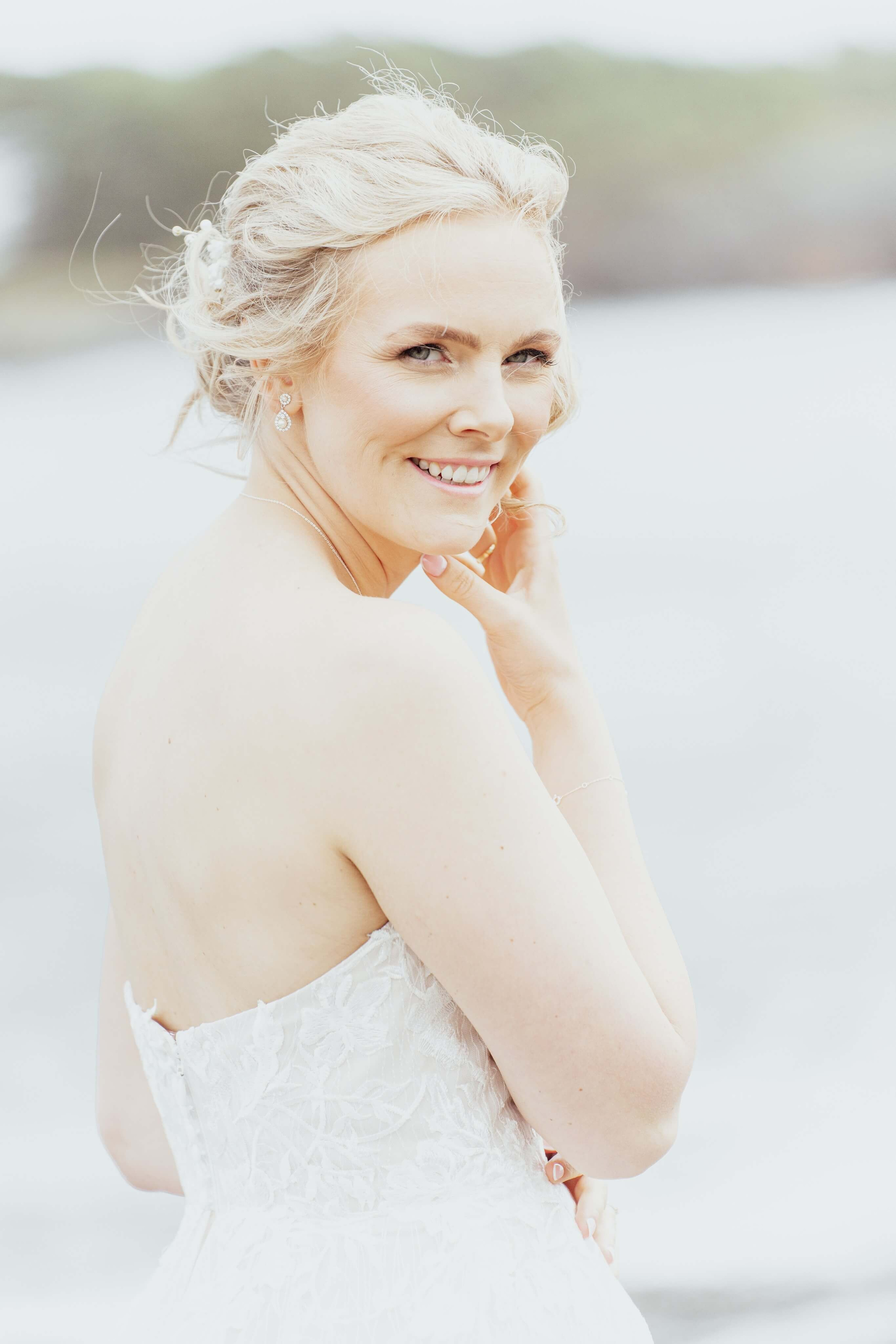 bryllupsfotograf Langesund, brud smiler til kamera