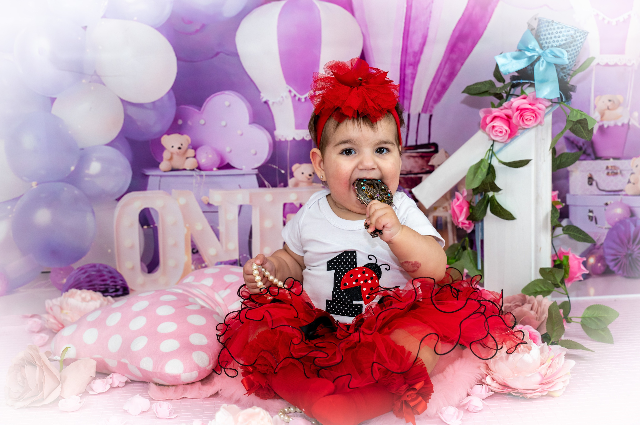 Smash the cake. Lucia Adam Family Photography