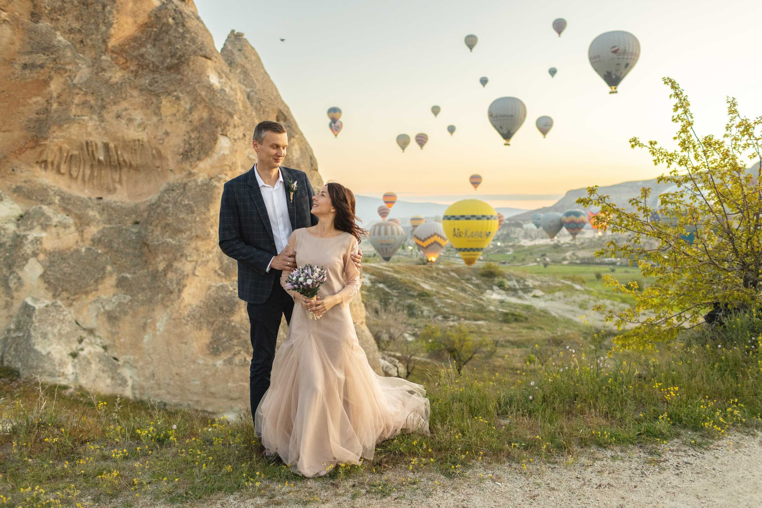 Magical Wedding Photoshoot in Cappadocia: Balloons, Caves, and Valleys. Julia Ganch I Fashion Wedding Photography I Cappadocia Turkey