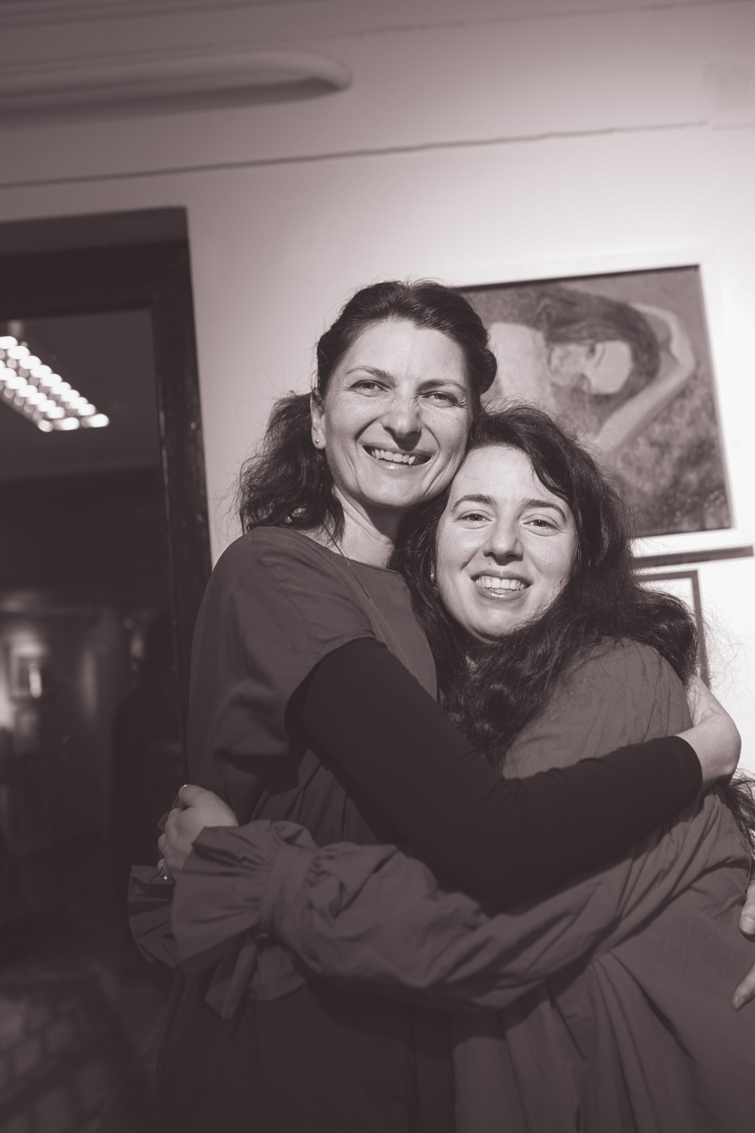 Expoziție Foto Maternitate Brașov | Mădălina Beda. Madalina Beda- Artist vizual, fotograf, doula la nastere, consultant babywearing Brasov si in toata tara