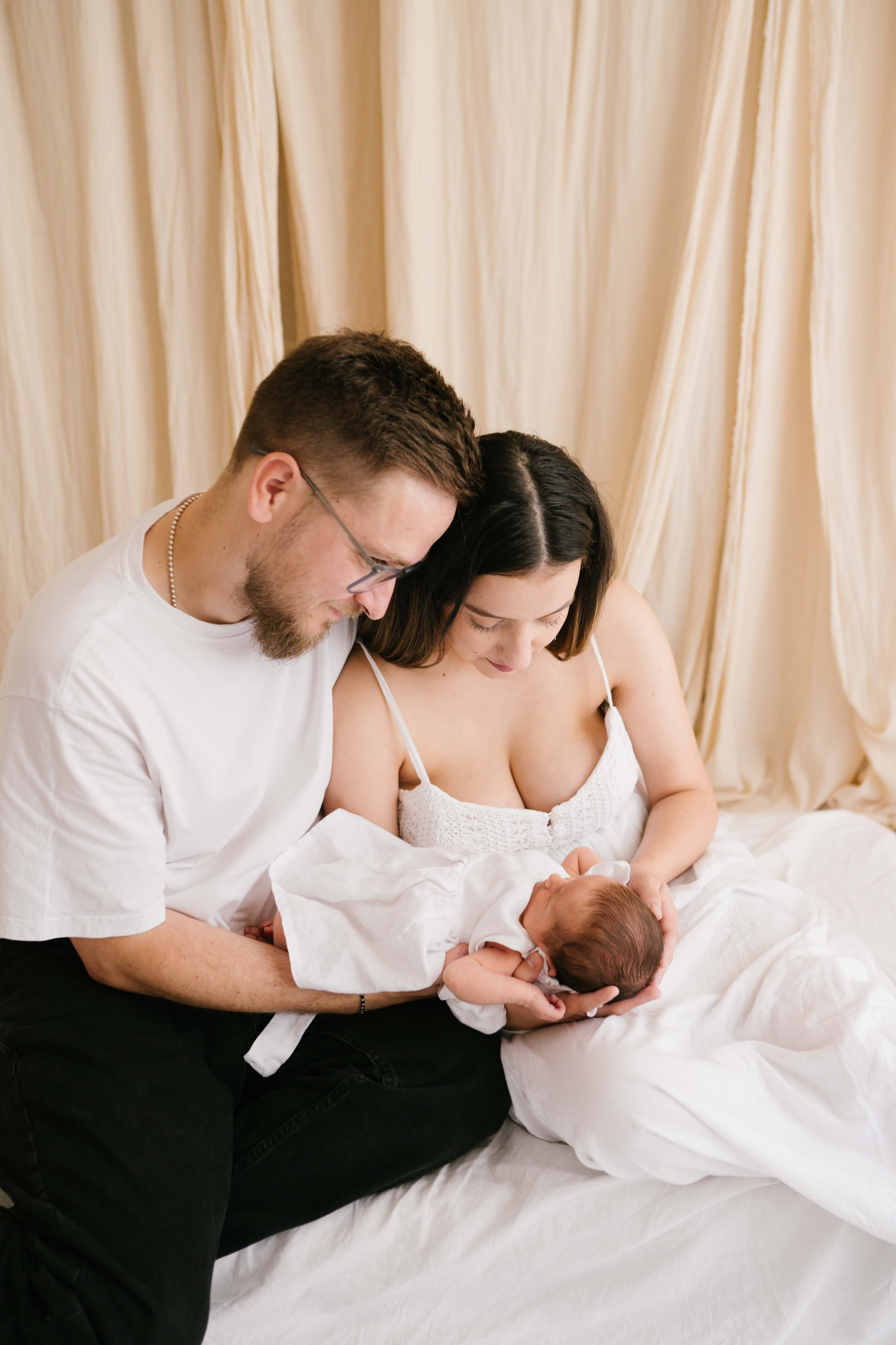 Inspira sesiune foto nou-nascut. Madalina Beda- Artist vizual, fotograf, doula la nastere, consultant babywearing Brasov si in toata tara