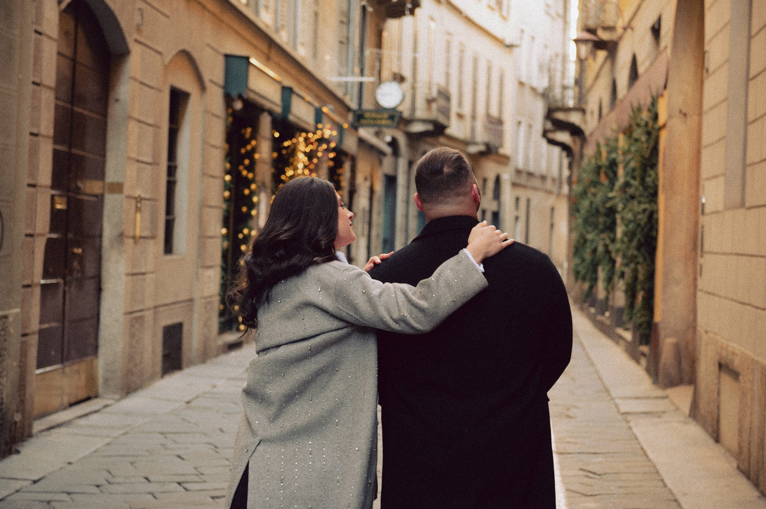 servizio fotografico coppia Milano, coppia innamorata Italia, fotografia naturale di coppia, coppia in movimento Milano, servizio fotografico spontaneo Milano, amore e viaggio Italia, servizio fotografico di coppia Milano, fotografia love story Milano, coppia romantica Italia, ritratto di coppia Milano, primo piano coppia innamorata, fotografia emozionale Milano,