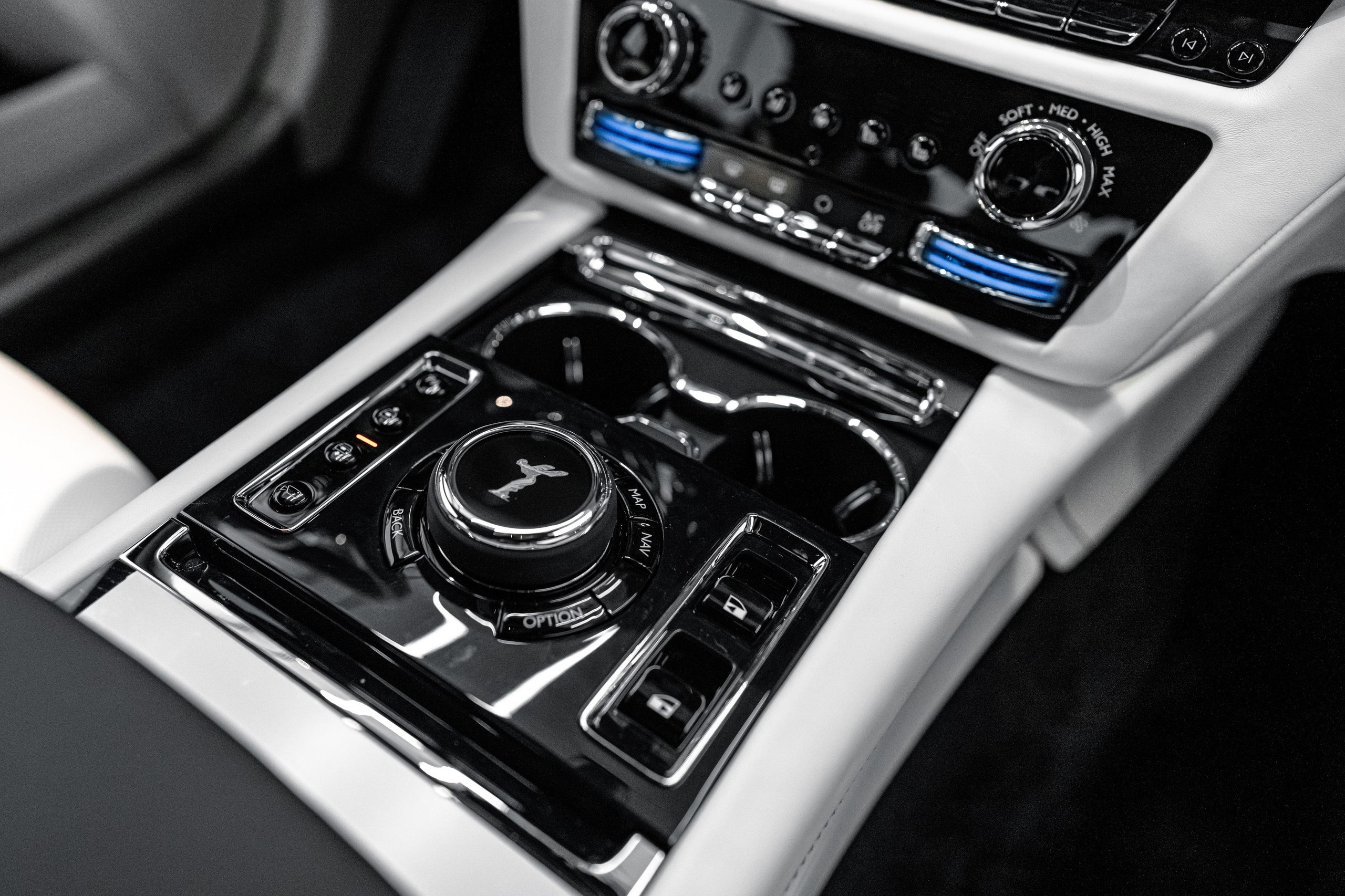 ROLLS-ROYCE. WORLDWIDE COMMERCIAL AUTOMOTIVE PHOTOGRAPHER