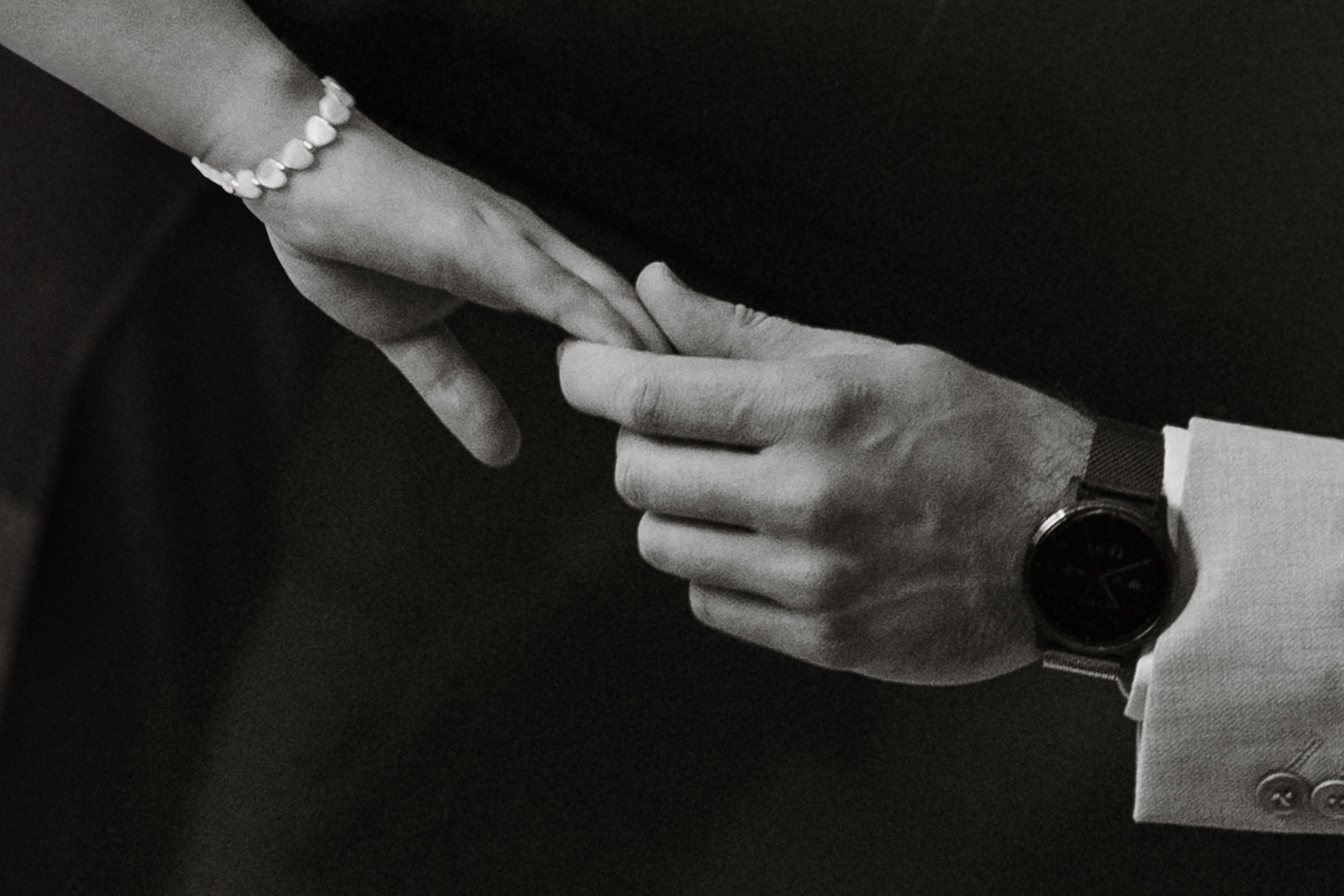 Detailaufnahme Hände mit Eheringen – intime Hochzeitsfotos Dresden