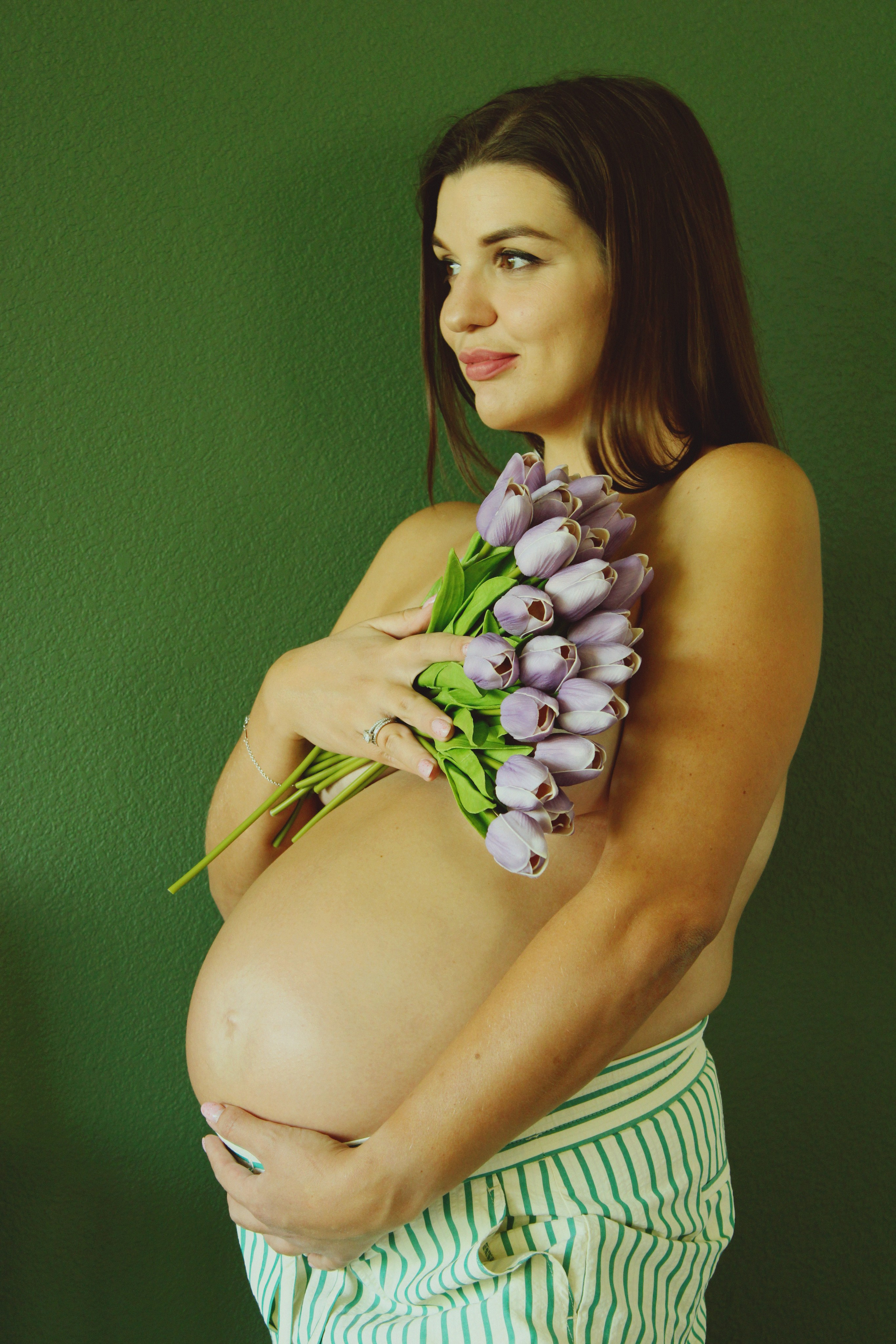 Maternity, Family & Pregnancy Photoshoot at Home. Lana Petrychenko — Portrait & Family Photographer. Valencia, Spain