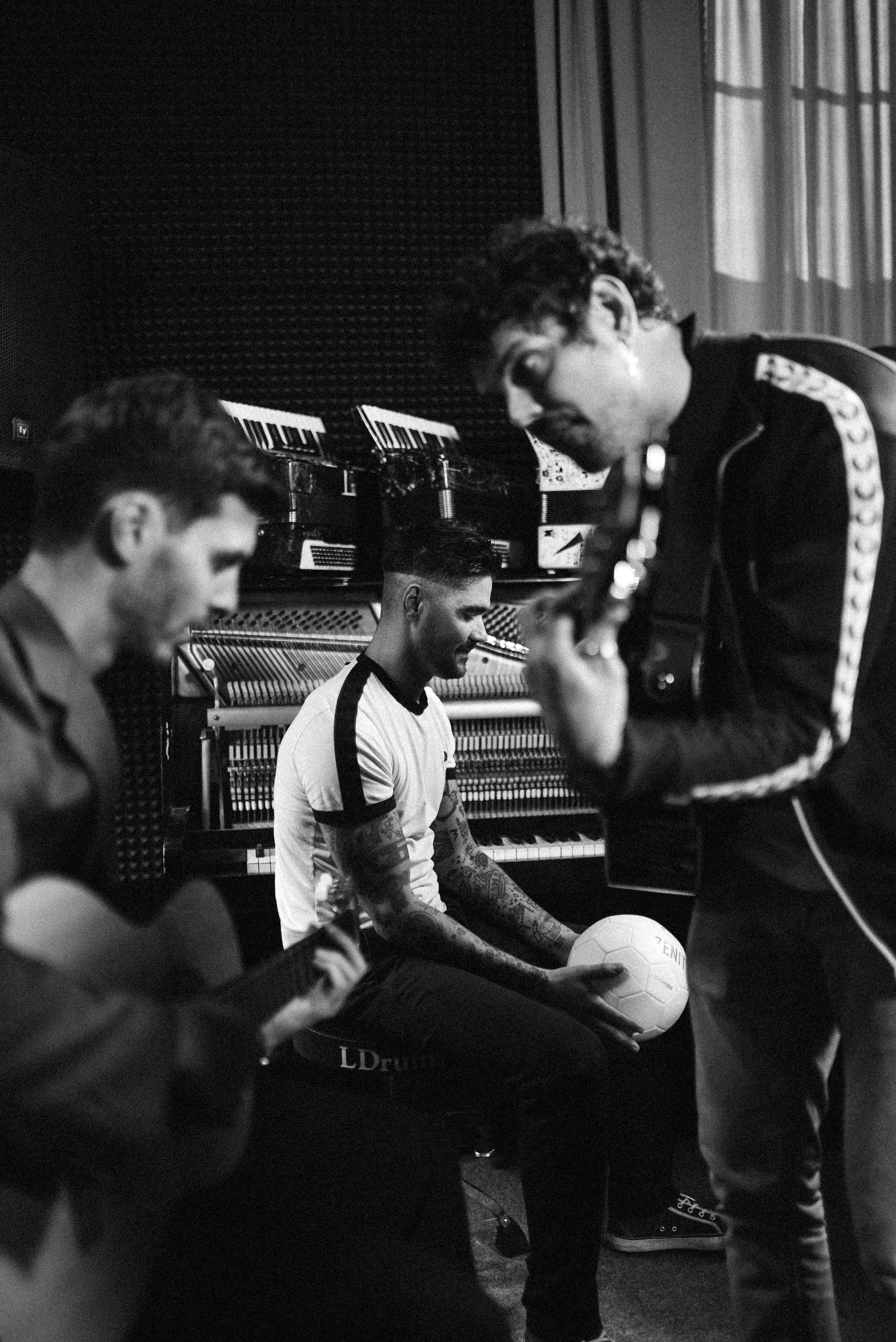 2025. Стрит-фотография, полная абсурда, идиотизма и красоты