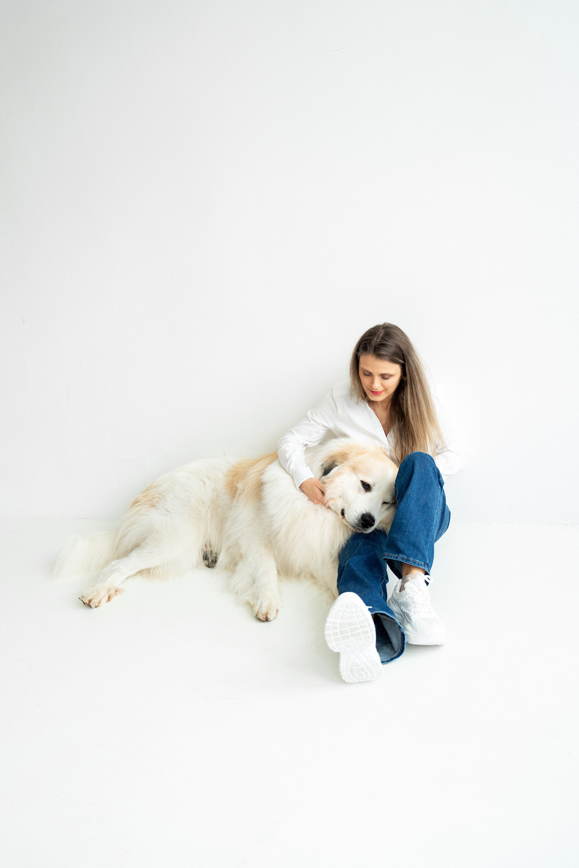 Poros ir jų šuns fotosesija studijoje Vilniuje. Vita Klimaševska ○ Fluffy Soulmate Photography