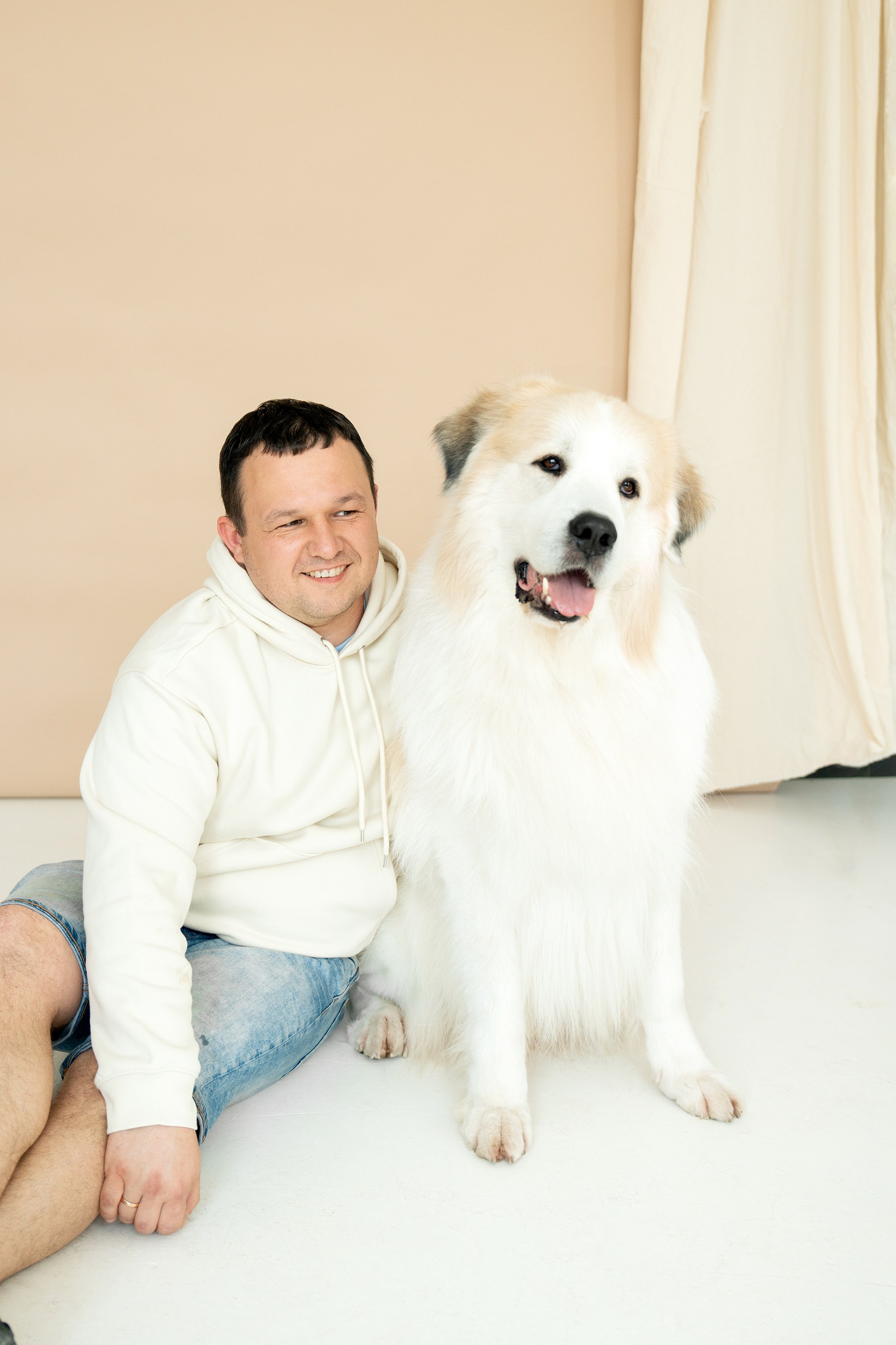 Poros ir jų šuns fotosesija studijoje Vilniuje. Vita Klimaševska ○ Fluffy Soulmate Photography