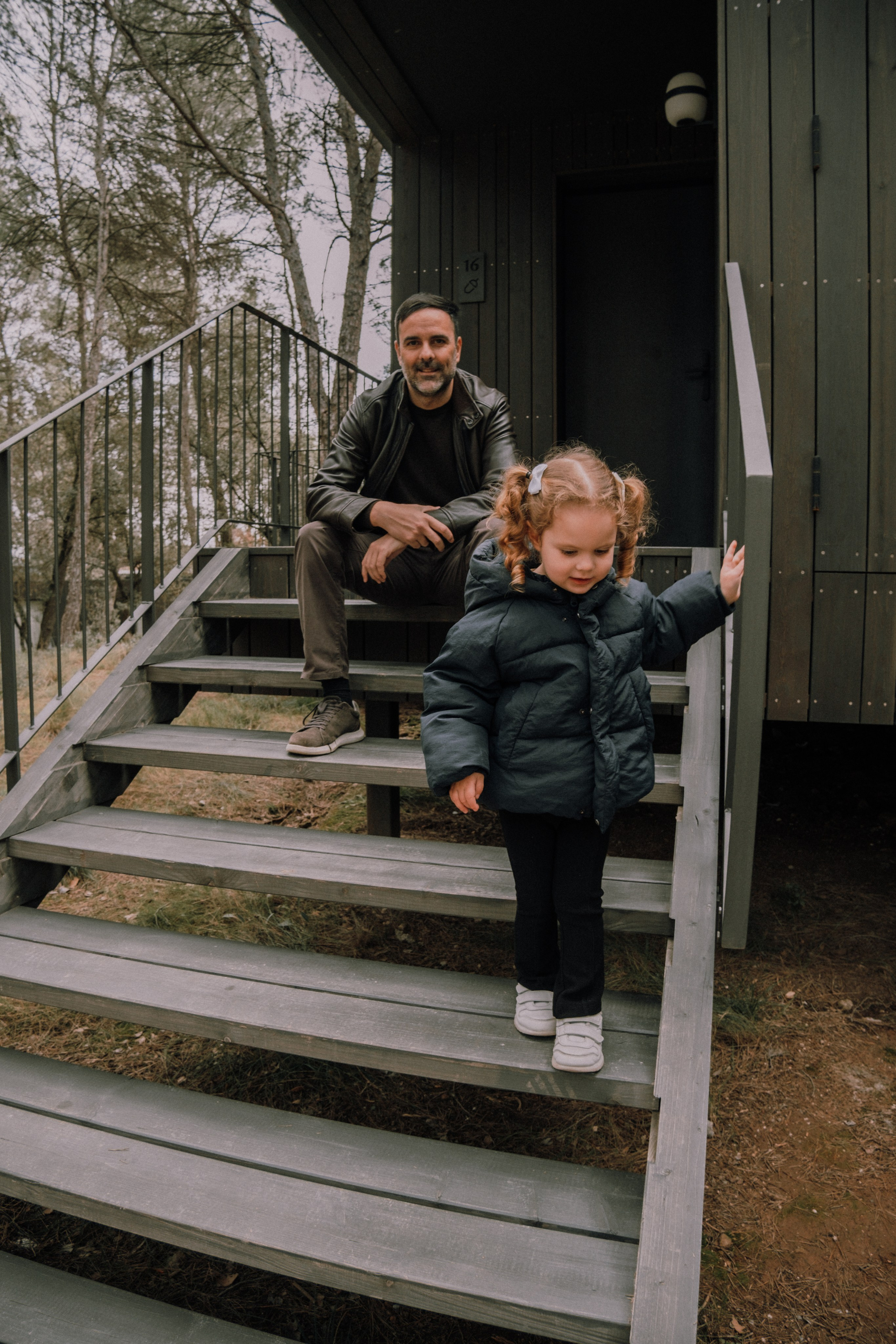 Sesión familiar en el bosque. Fotografía profesional en Calafell - Elena Medvedeva