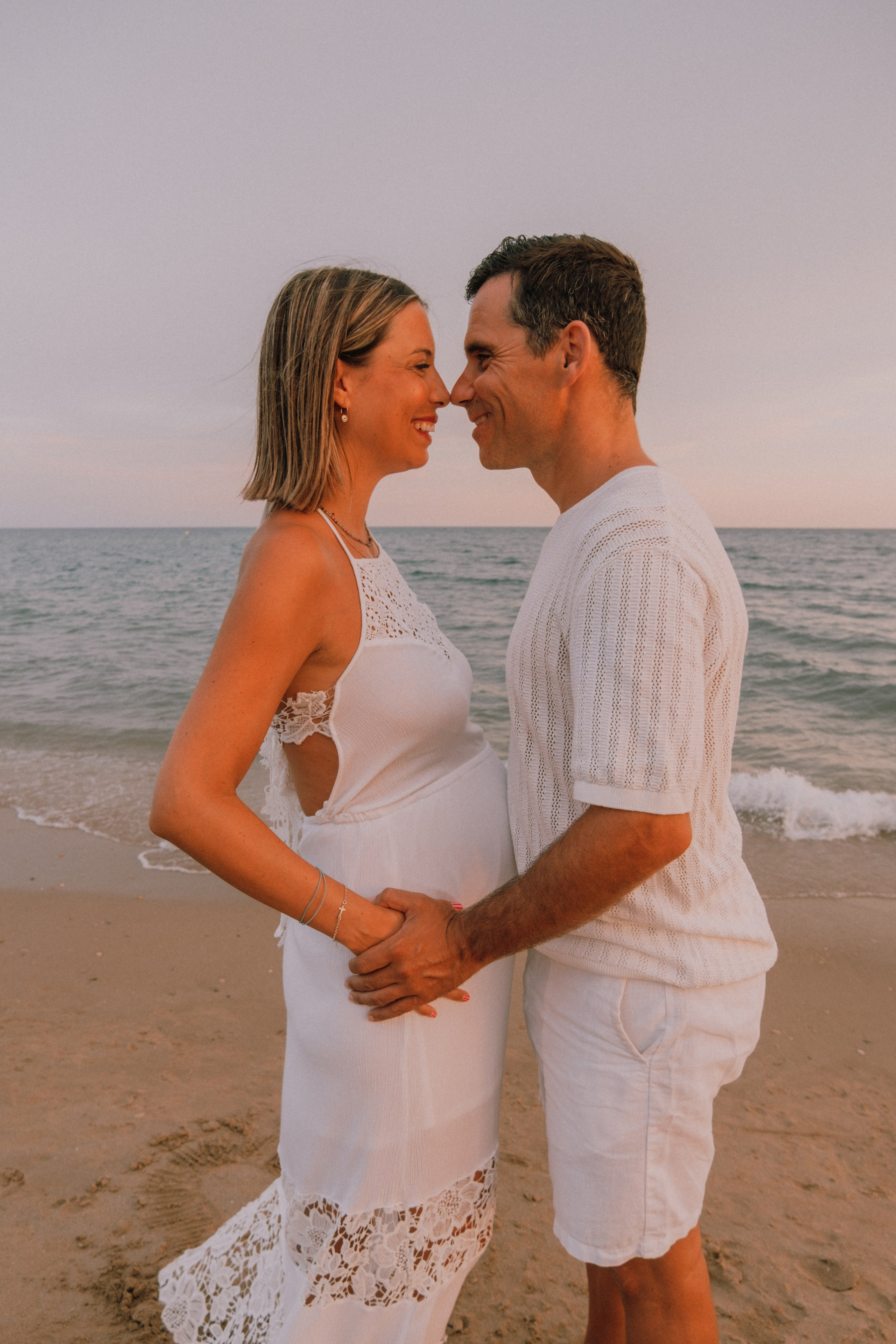Sesión embarazo en la playa. Fotografía profesional en Calafell - Elena Medvedeva
