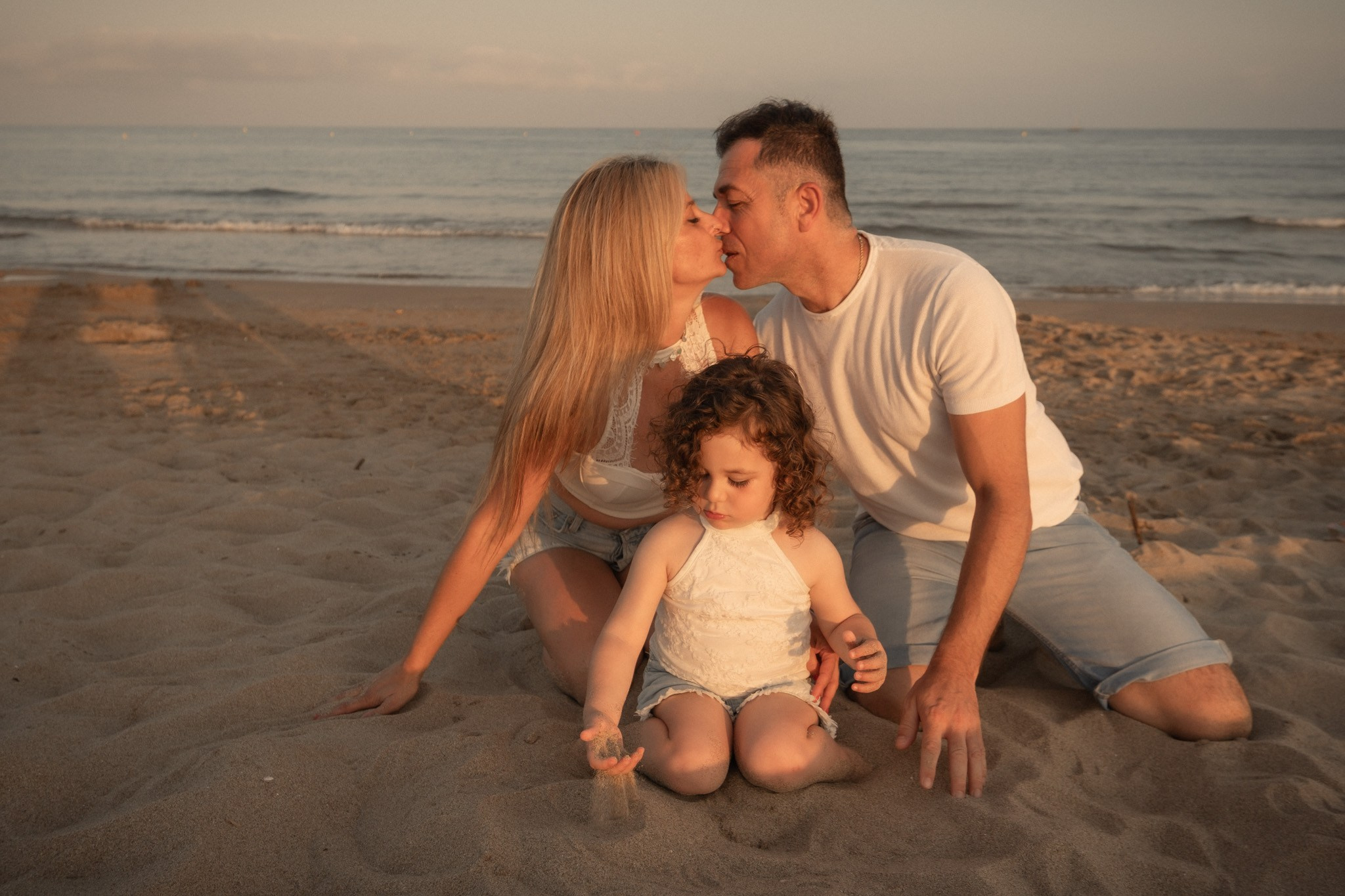 Sesión familiar en la playa. Fotografía profesional en Calafell - Elena Medvedeva