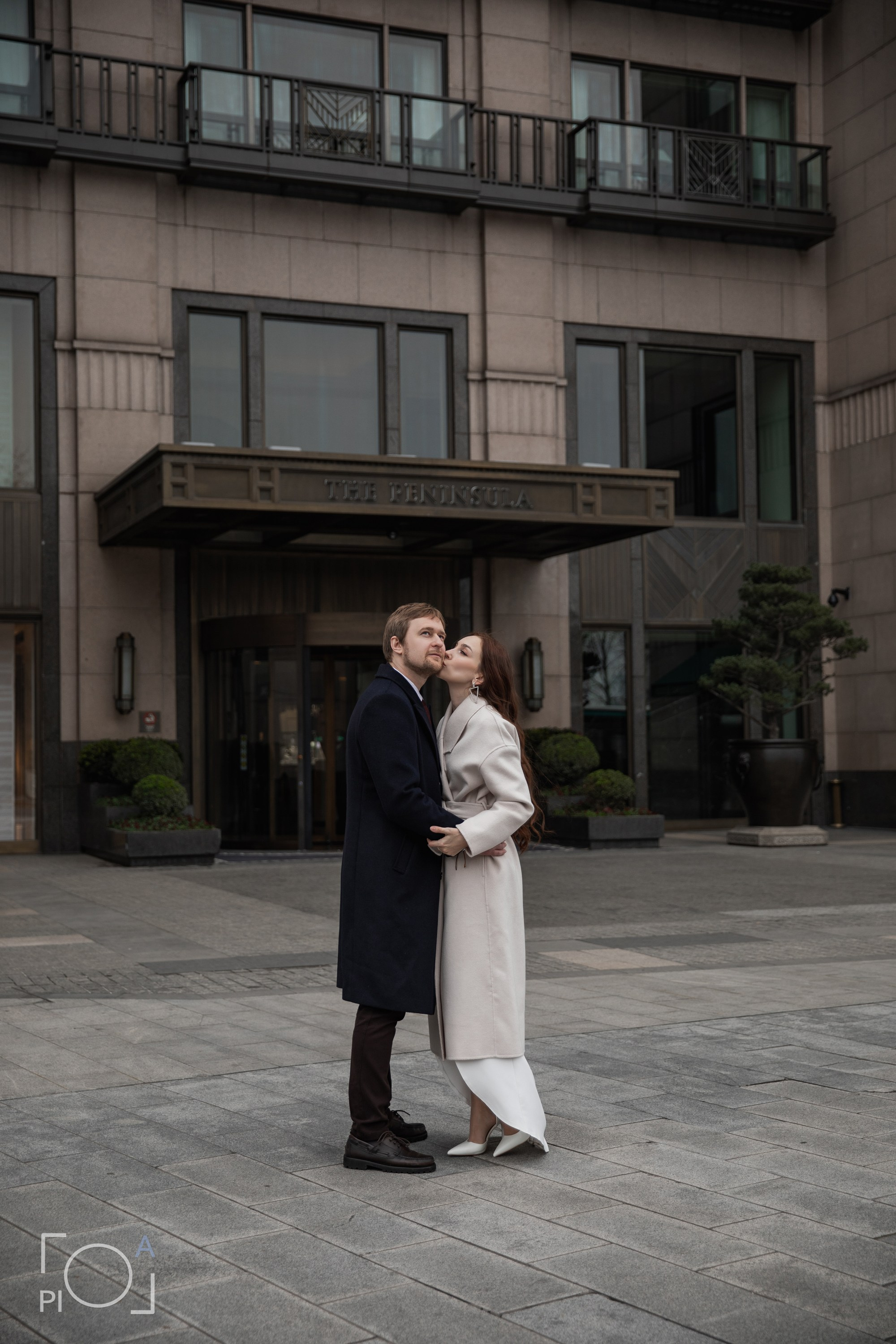 Свадебная фотосессия с консульской подписью в консульстве. Фотограф в Шанхае — Лола Пидлуская