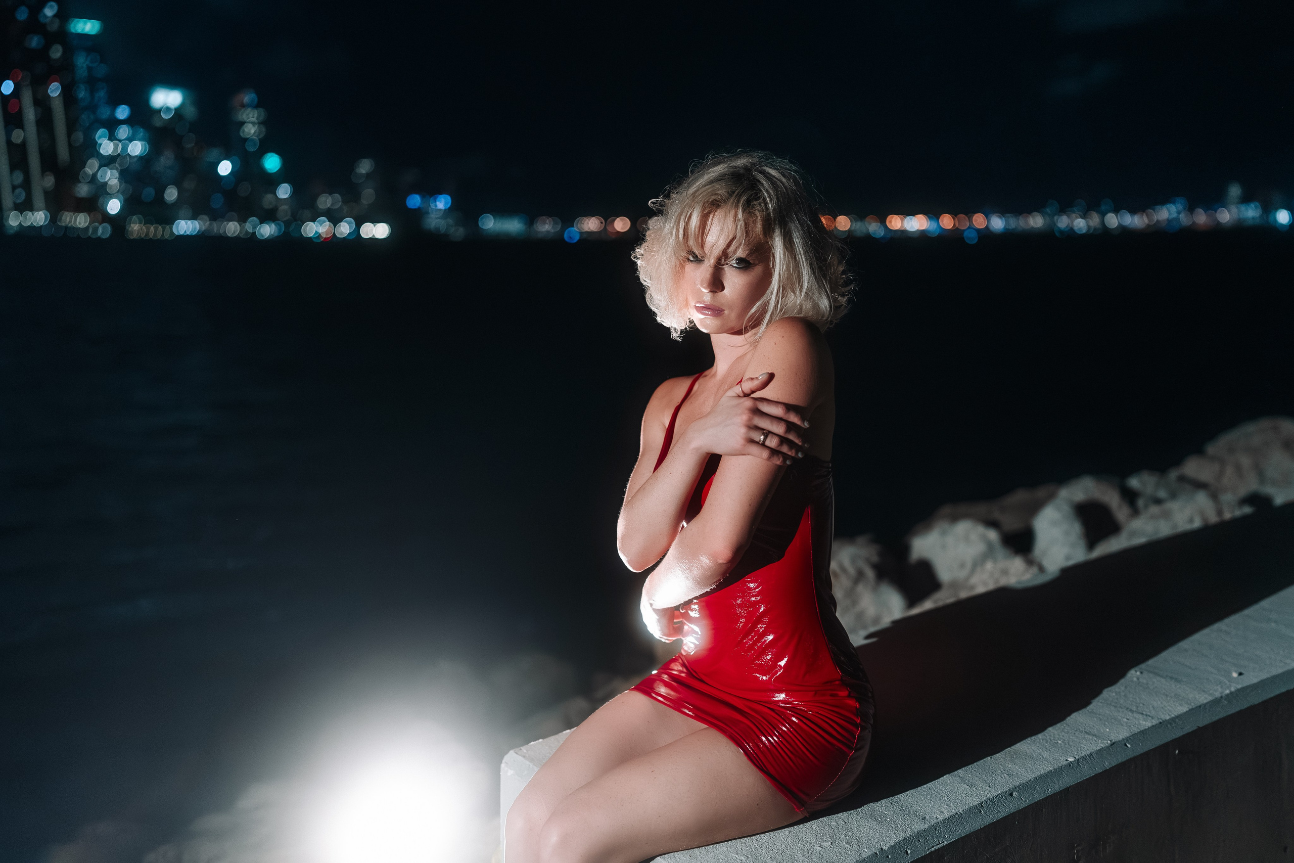 A film-like scene: night silence, close light, reflections.