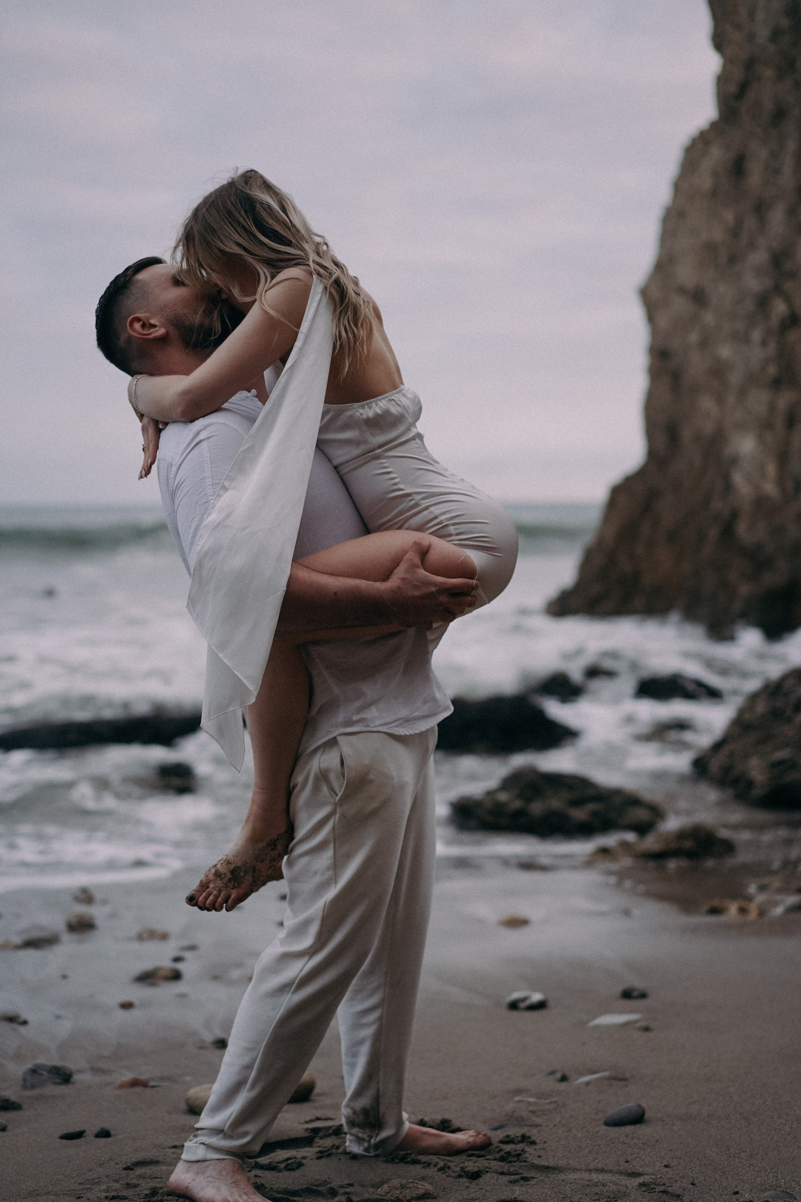 Love story photoshoot. Engagement photoshoot. Couple photoshoot. Malibu. Family photoshoot, Get away photoshoot in California. Beautiful love story photoshoot.