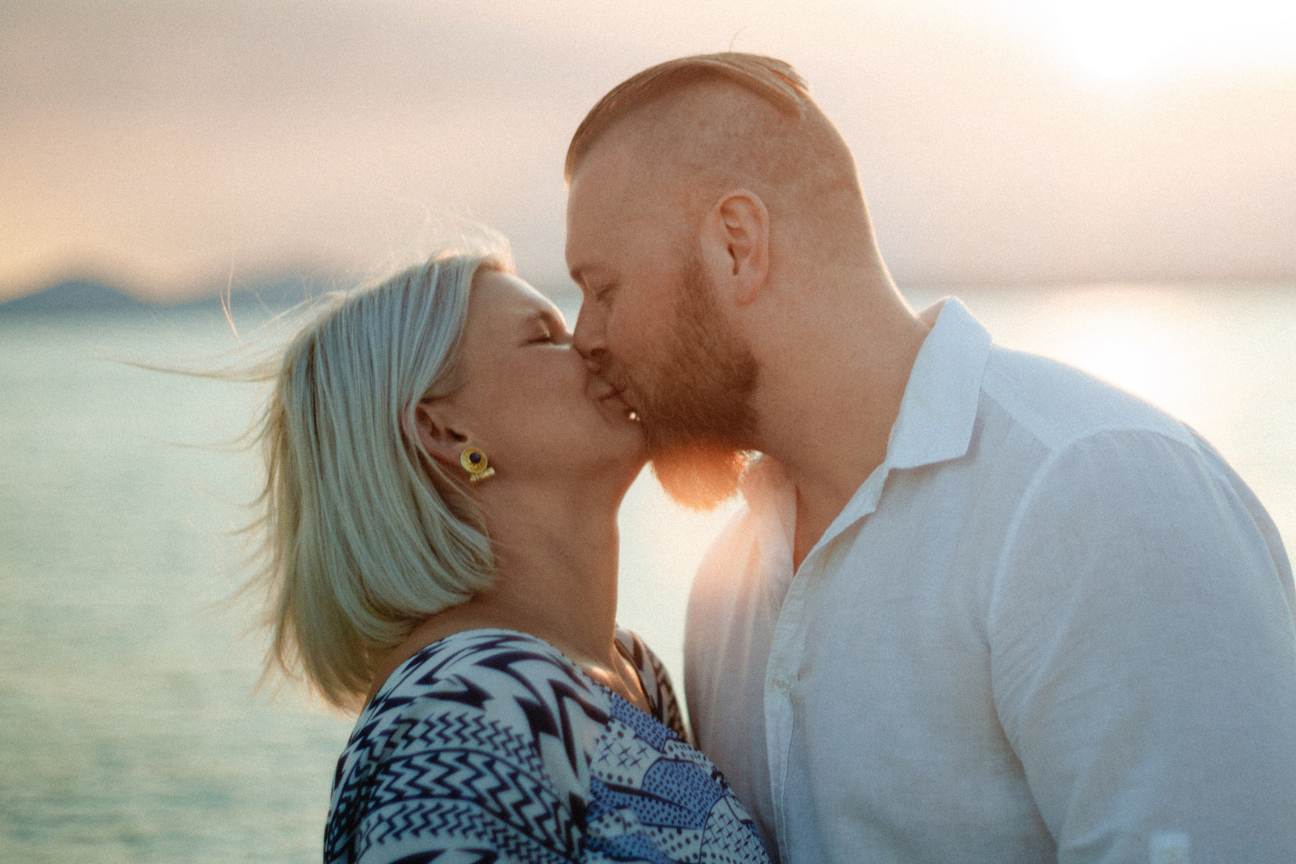 Jessi and Chris in Athenian riviera. Photographer in Greece Kristina