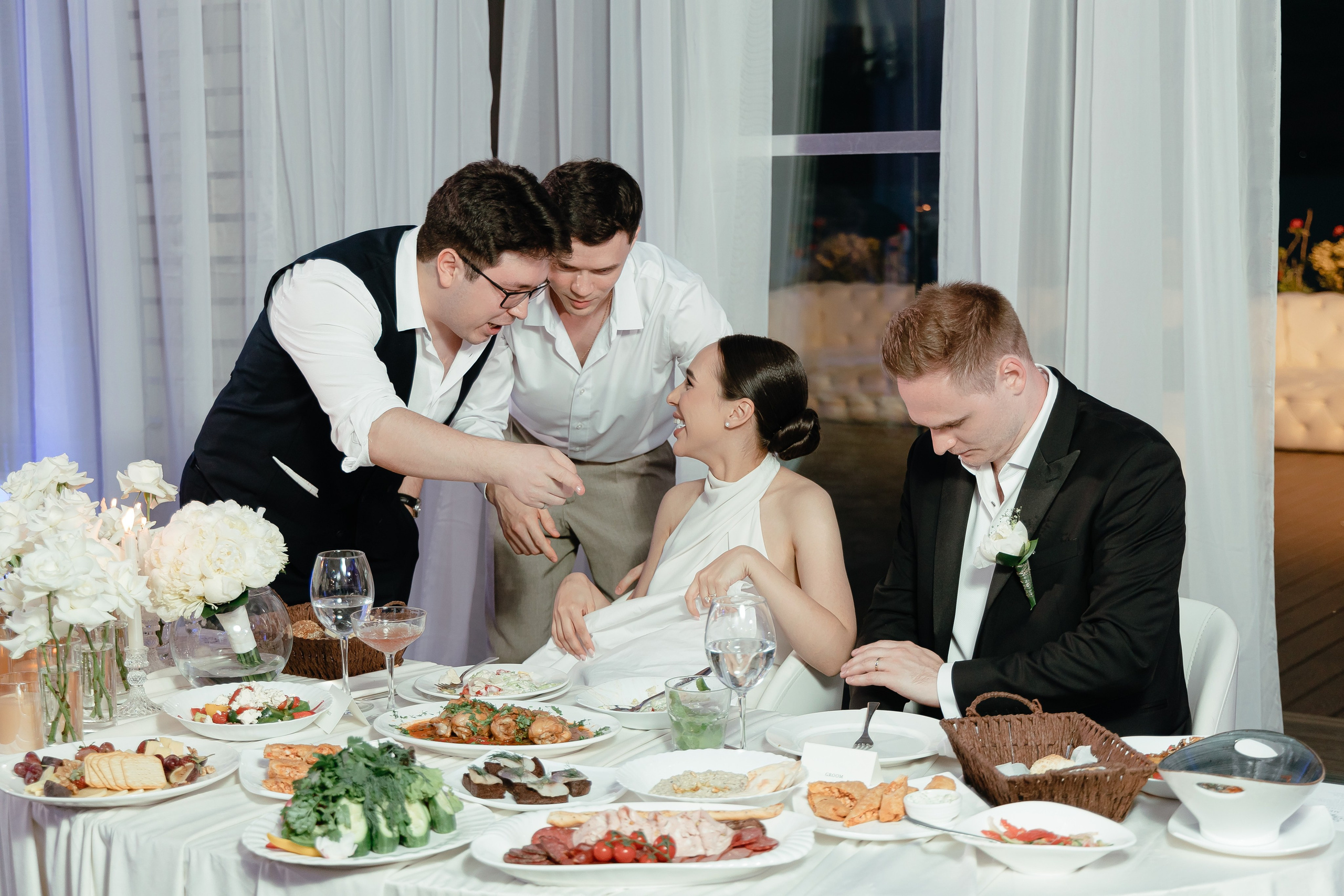 Thomas & Suyumbika. Главная