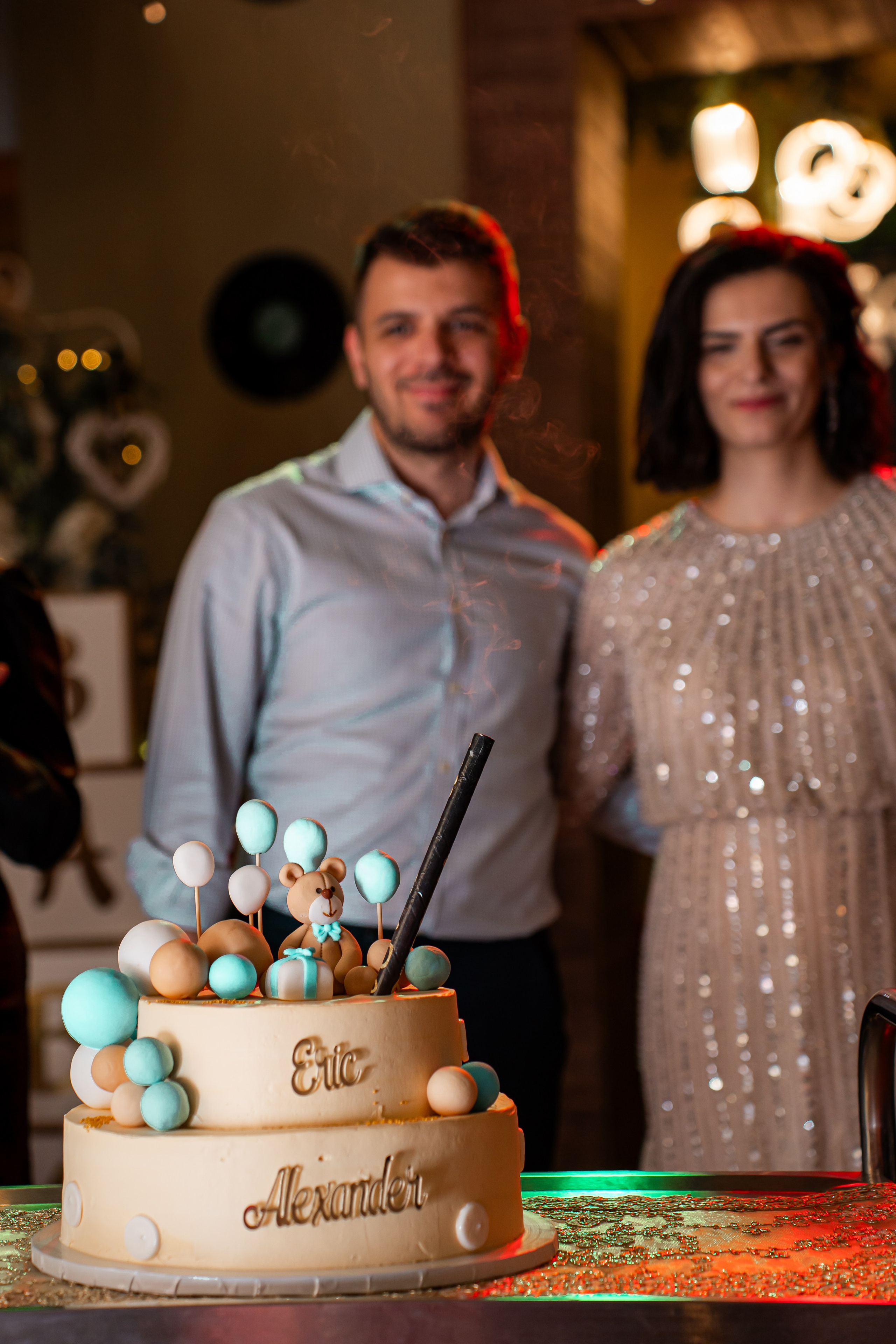 tort si parinti fericiti la petrecerea de botez