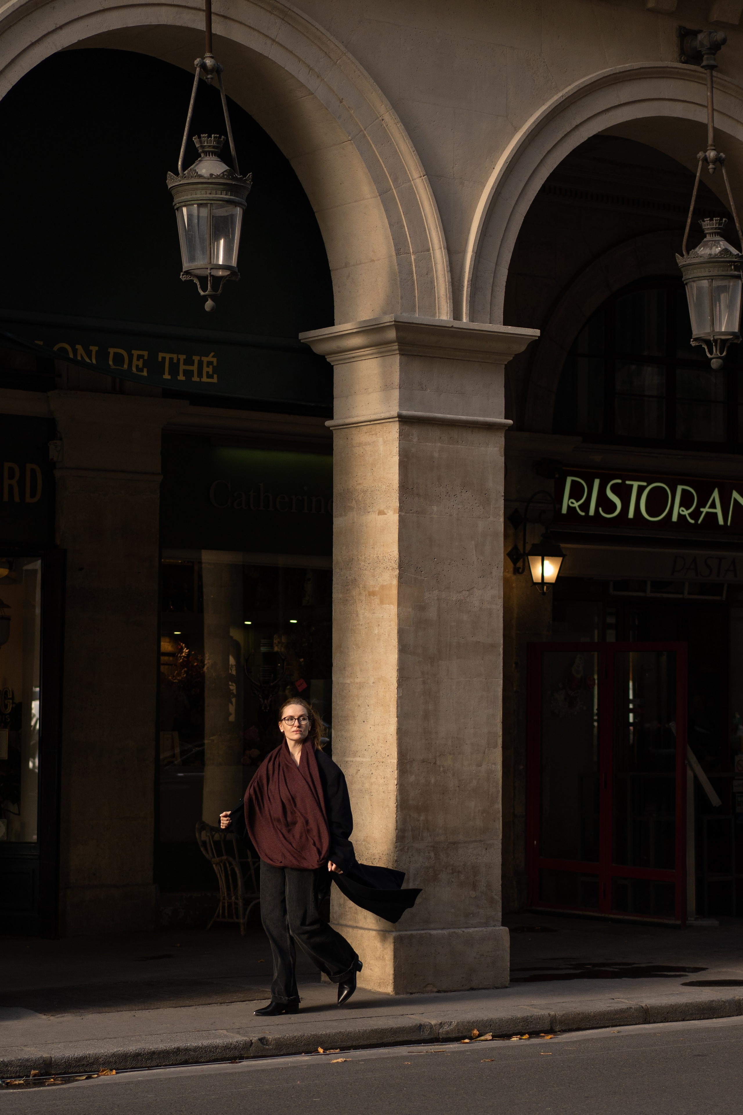 Золотой час. Портрет на Place de la Concorde. Ksenia Marchand/ Lifestyle фотограф в Париже