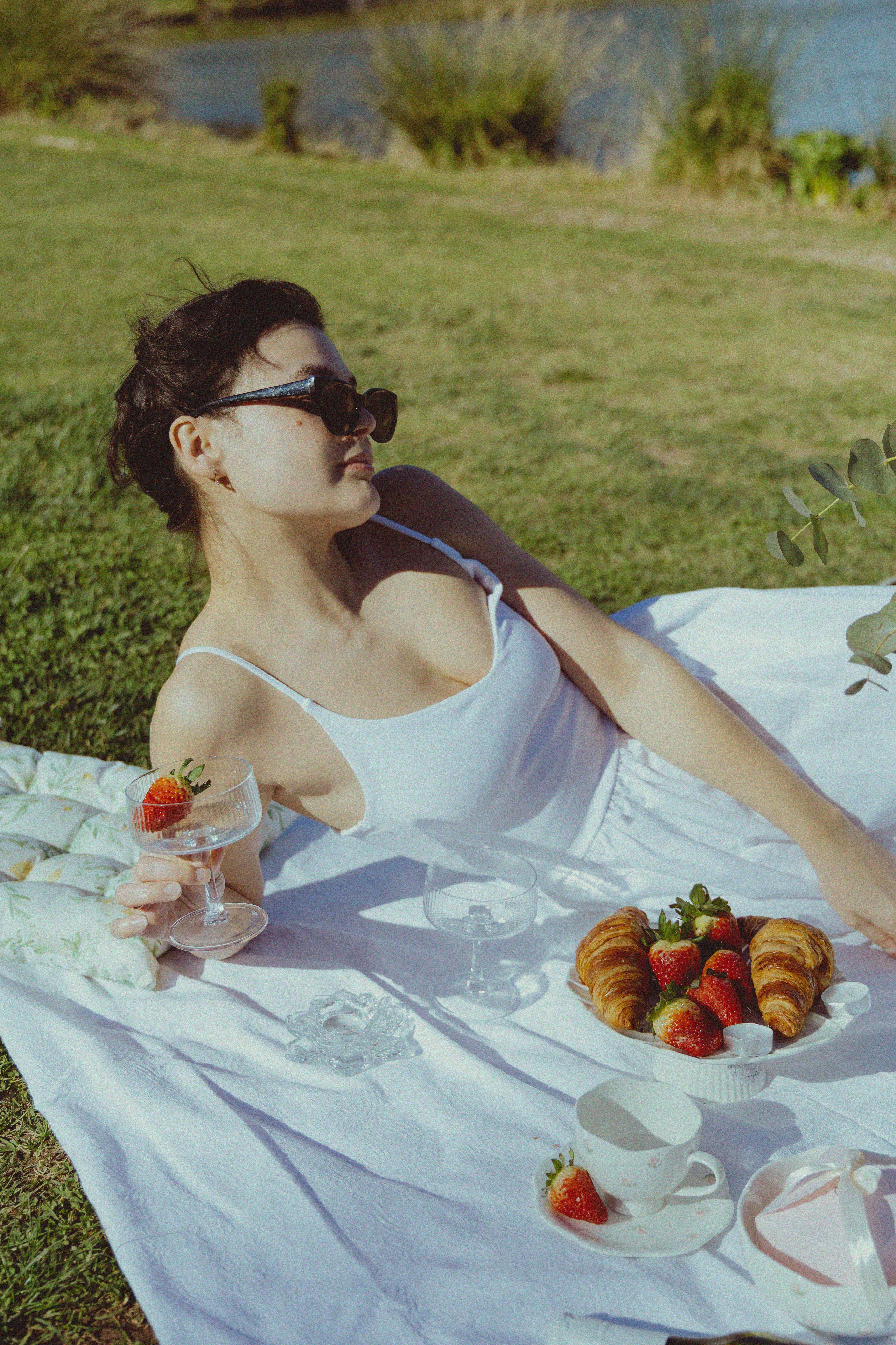 Aesthetic Photo-Picnic in Valencia. Lana Petrychenko — Portrait & Family Photographer. Valencia, Spain
