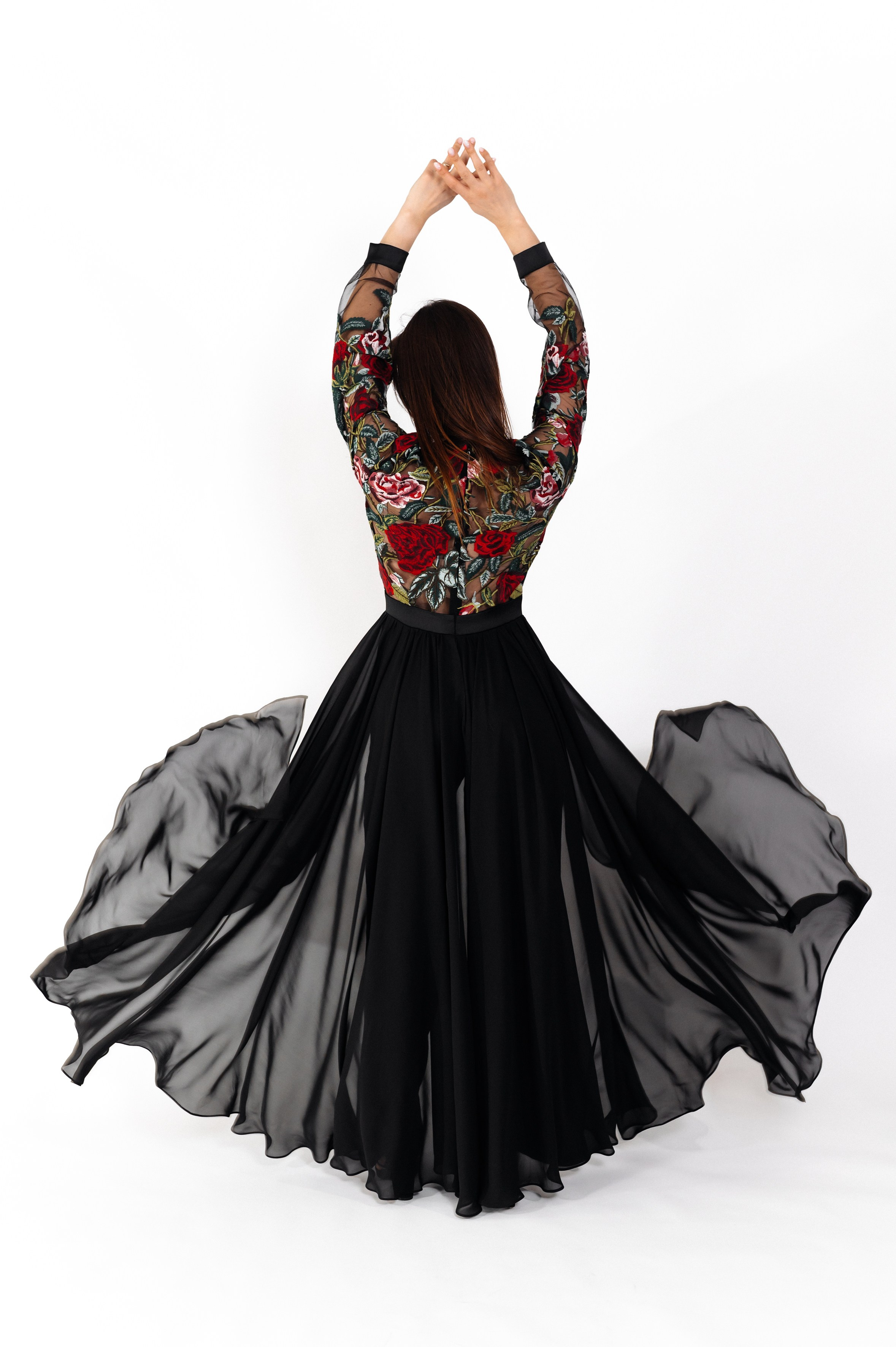 Salopetă din broderie. Designer vestimentar: elaborarea, proiectarea și confectionare…