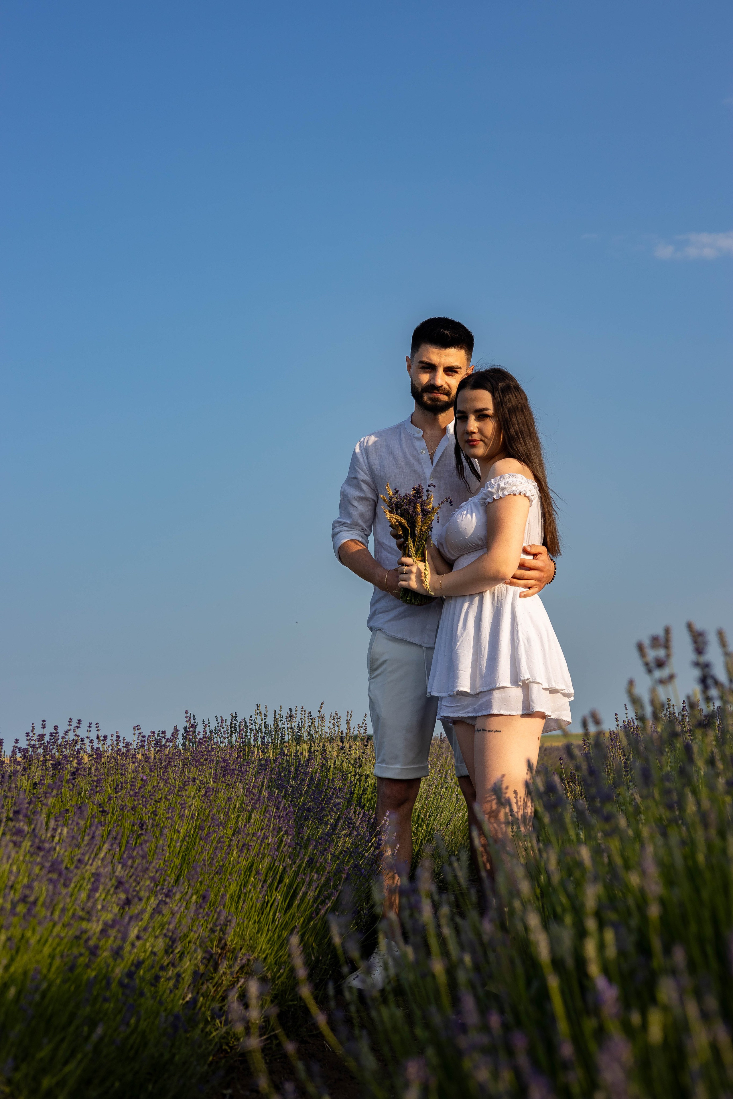 Ședință foto de cuplu în lanul de lavandă | Andrei & Bianca Photography