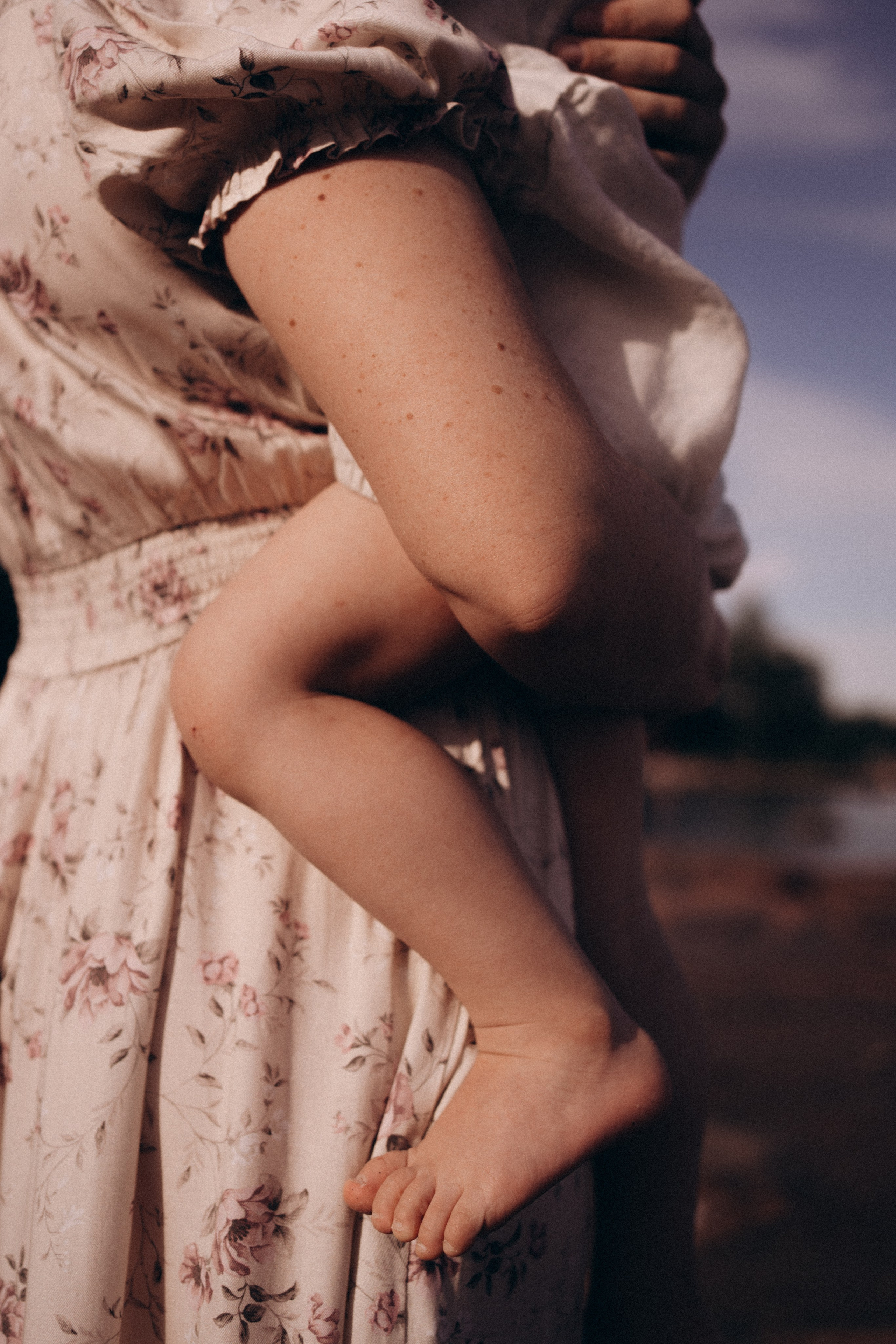 Sunny day on the cliffs. Family photographer in Helsinki, Victoria Guadagno