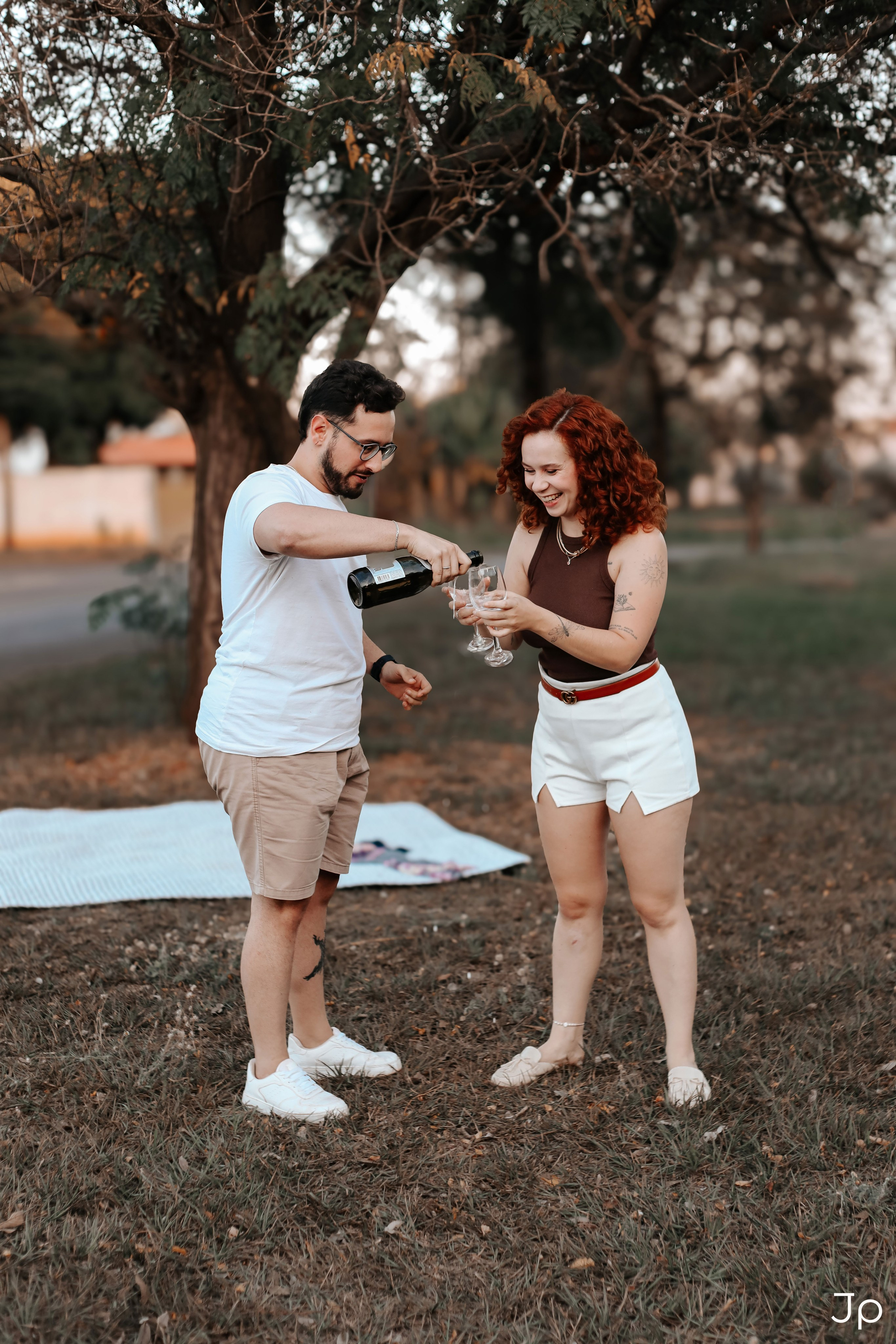 Ela brinca enquanto ele serve a bebida.