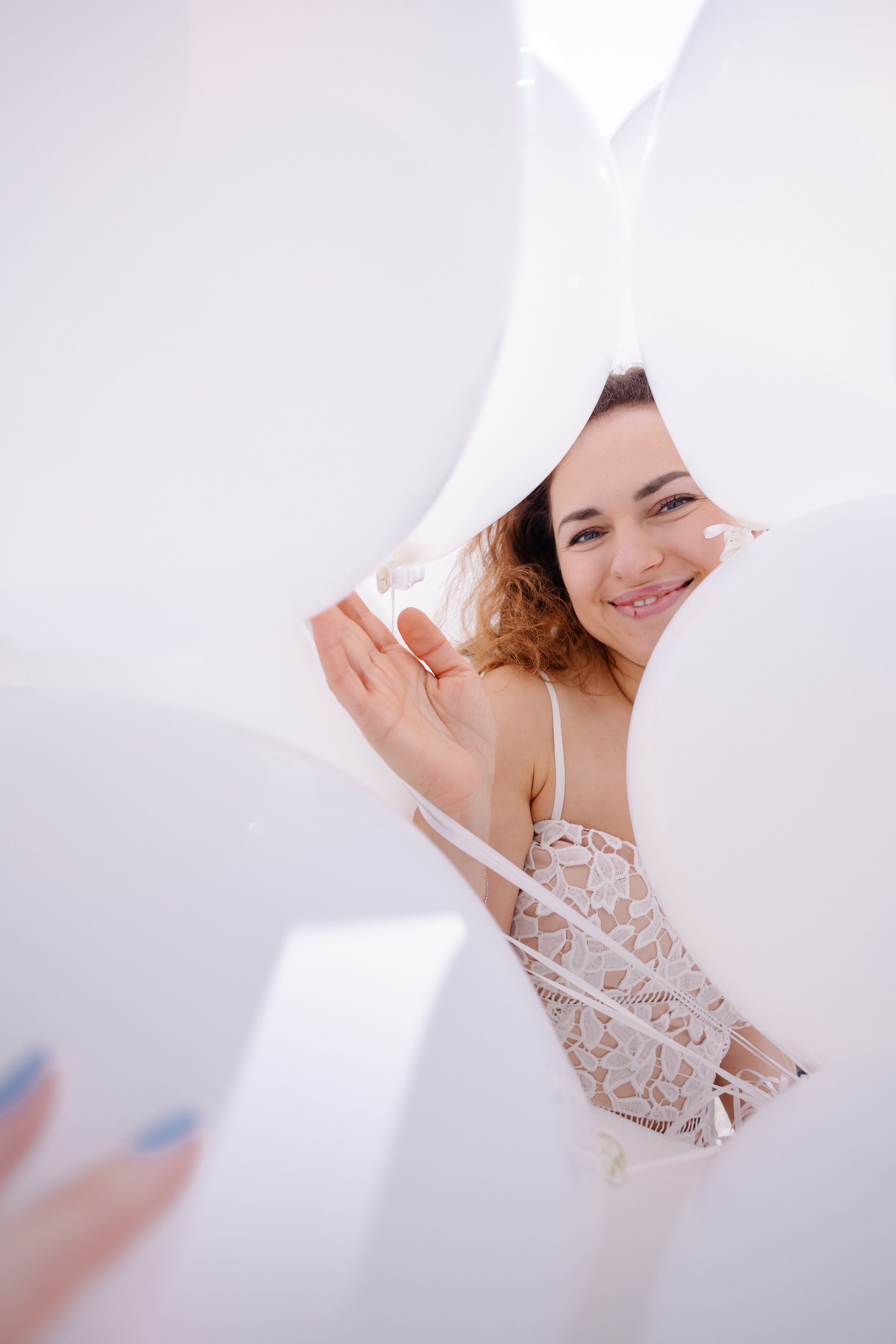 Fotominis mit weißen Luftballons im Herzen Münchens. Familien- und Kinderfotografin Katerina Vlasenko, München