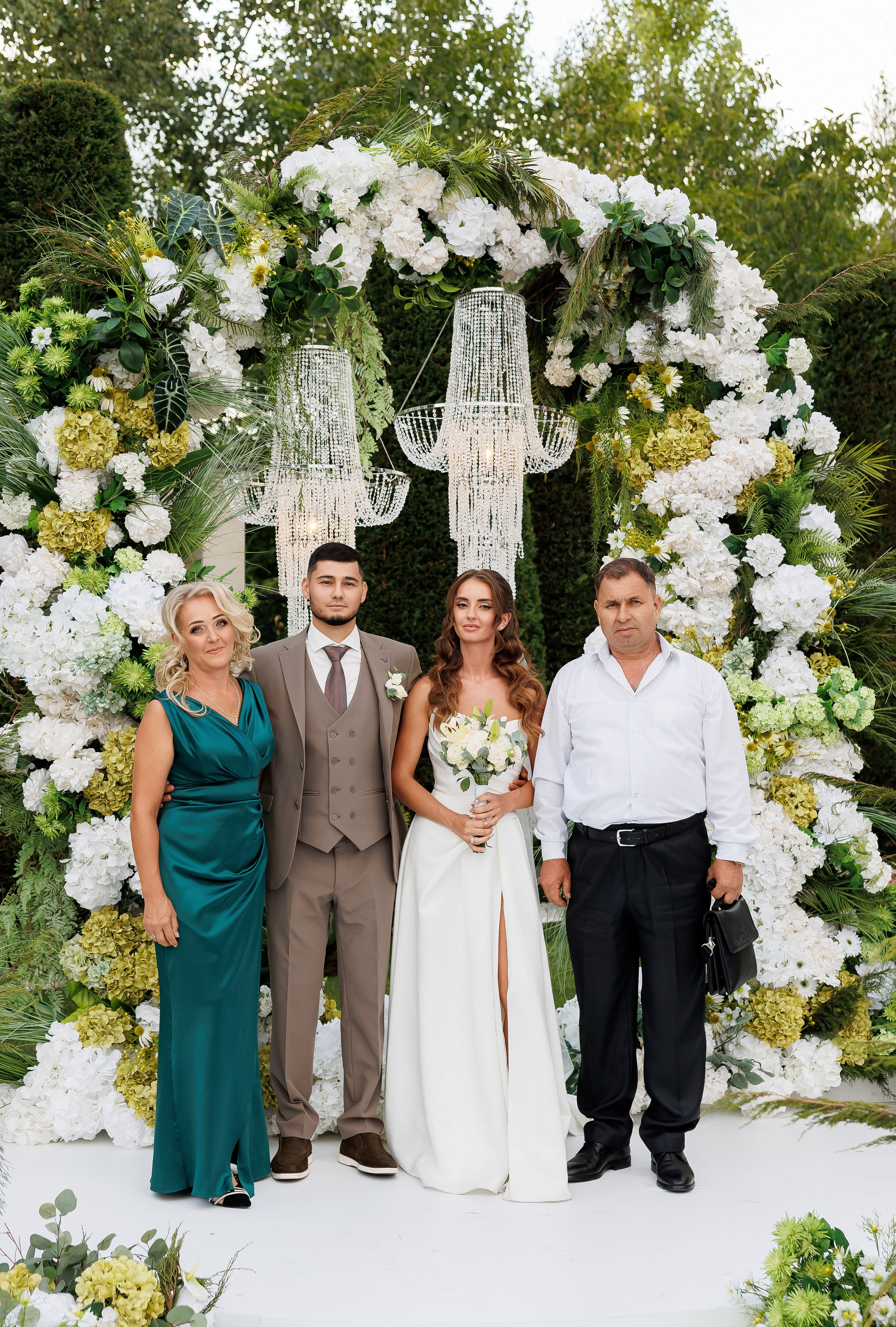 Eugen & Livia — Grand Elysee — Wedding Day. Servicii Foto și Video 067188353