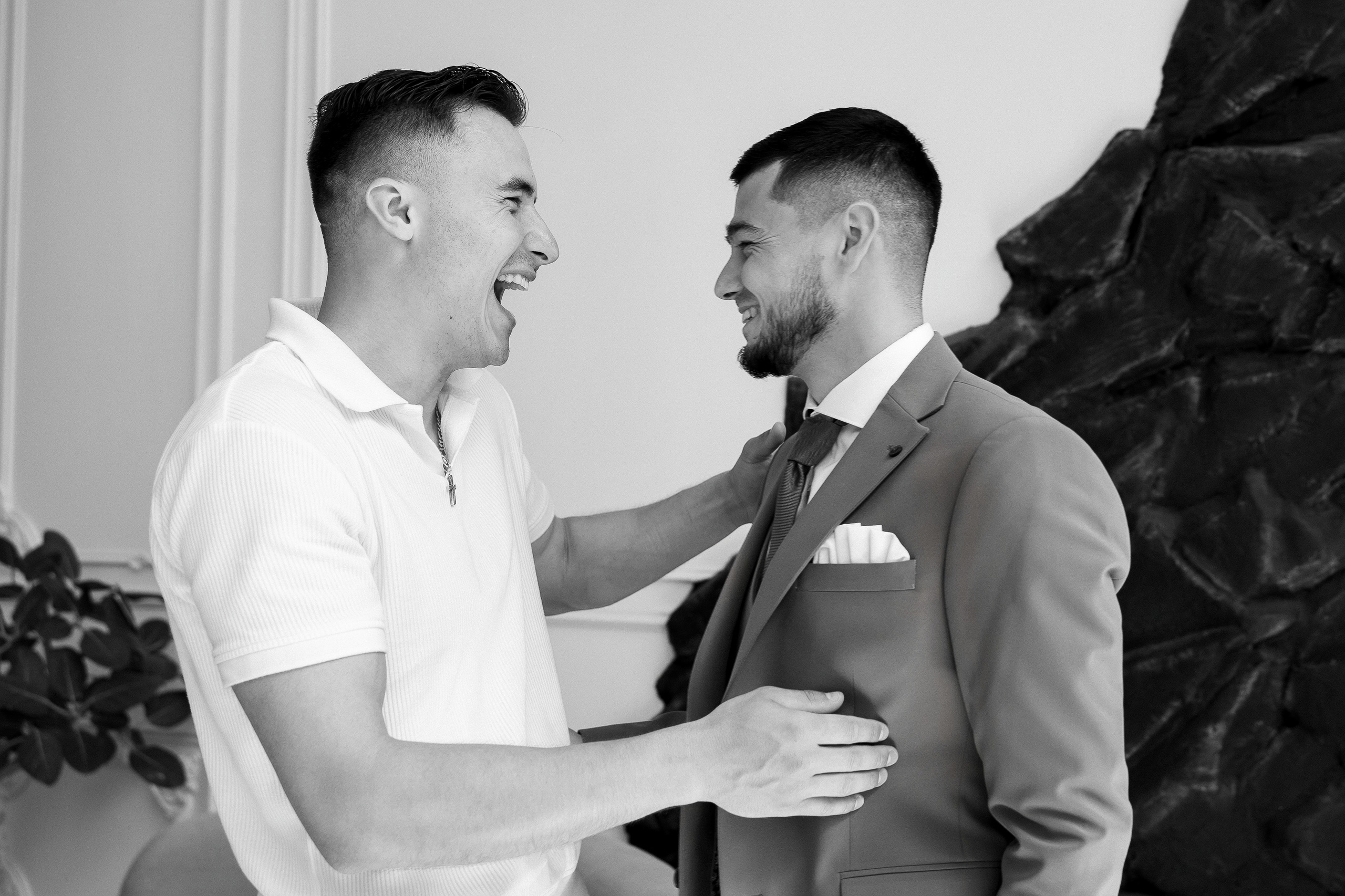 Eugen & Livia — Grand Elysee — Wedding Day. Servicii Foto și Video 067188353