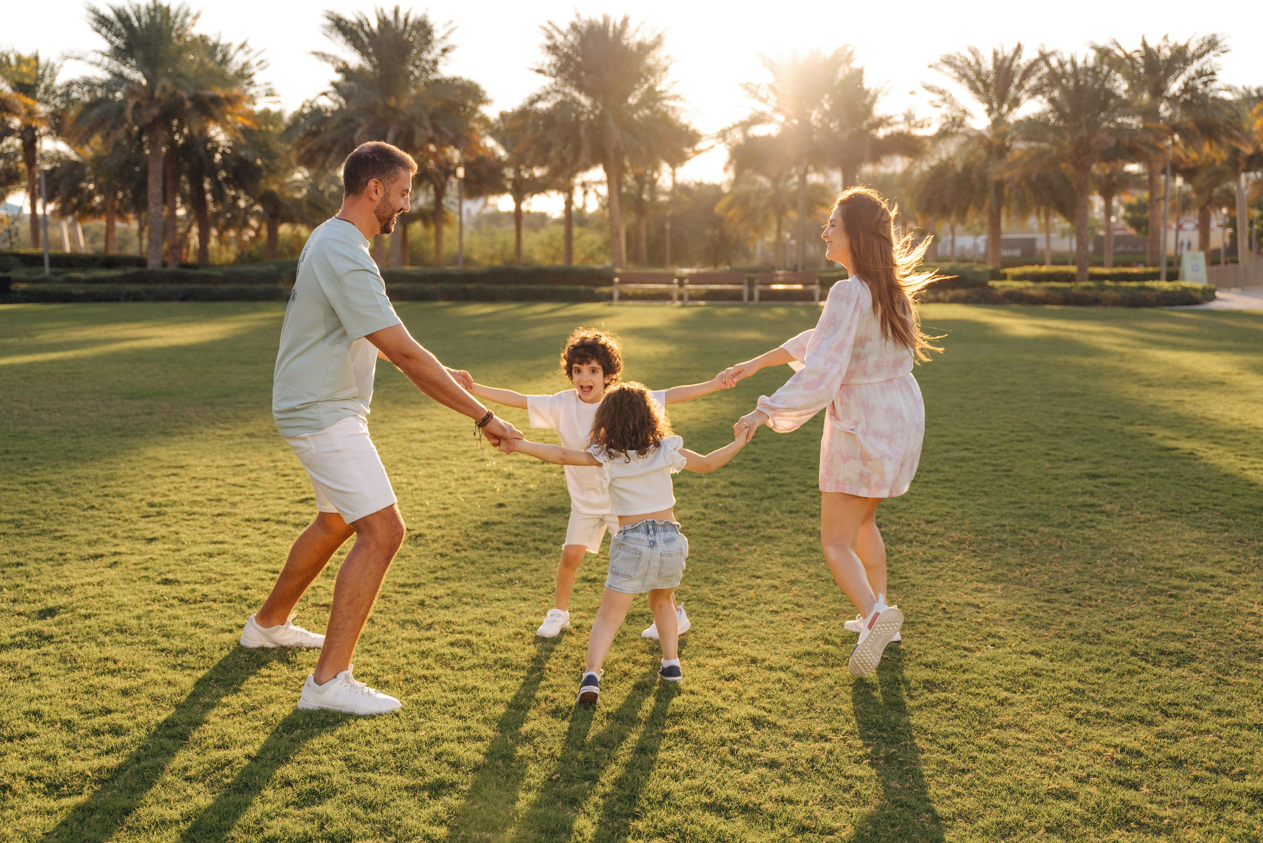 Family fun and play in the park. Angela Iakovleva — Family Photographer in Dubai