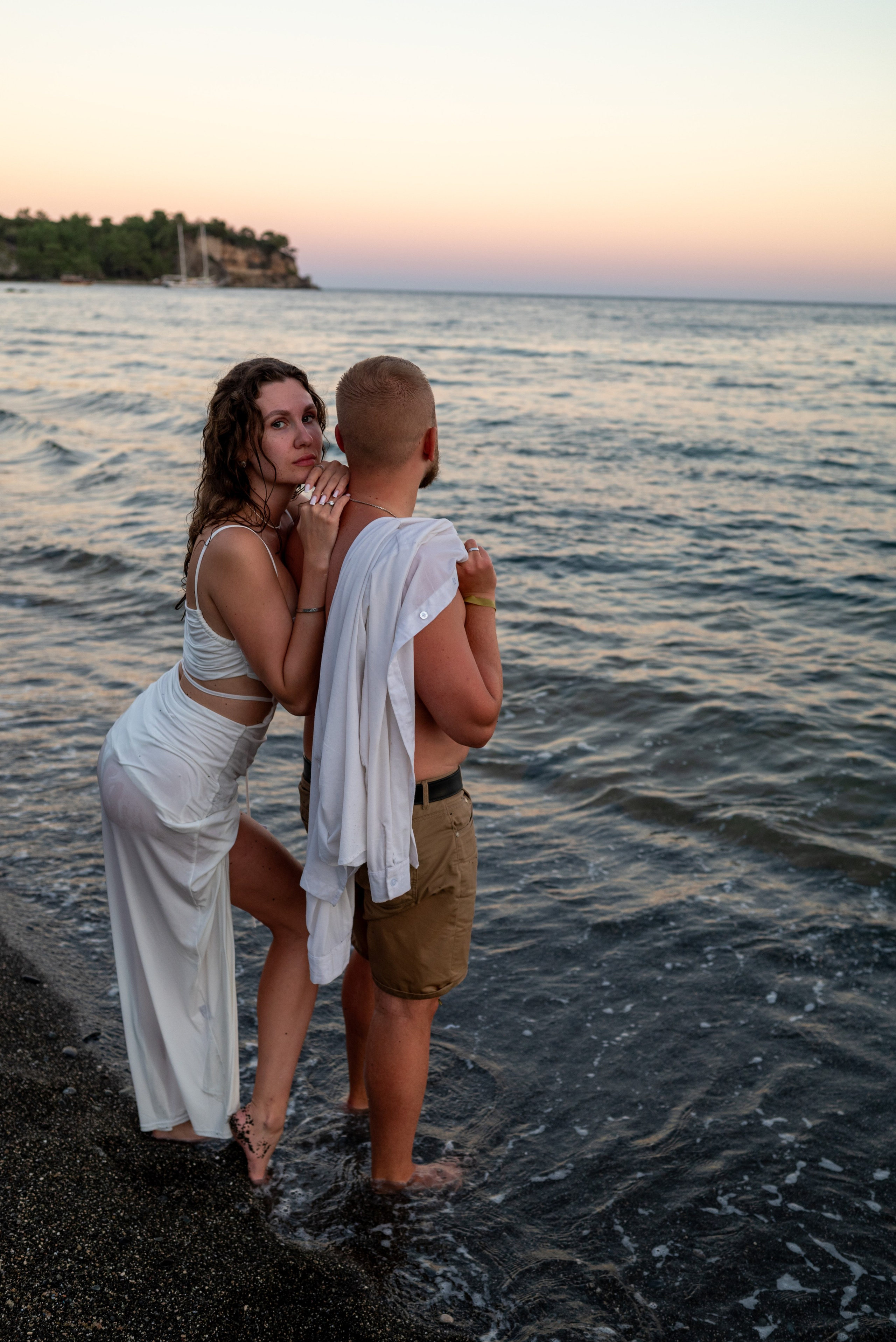Свадебная фотосессия на диком пляже в Кемере. Photographer in Antalya, Kemer, Turkey