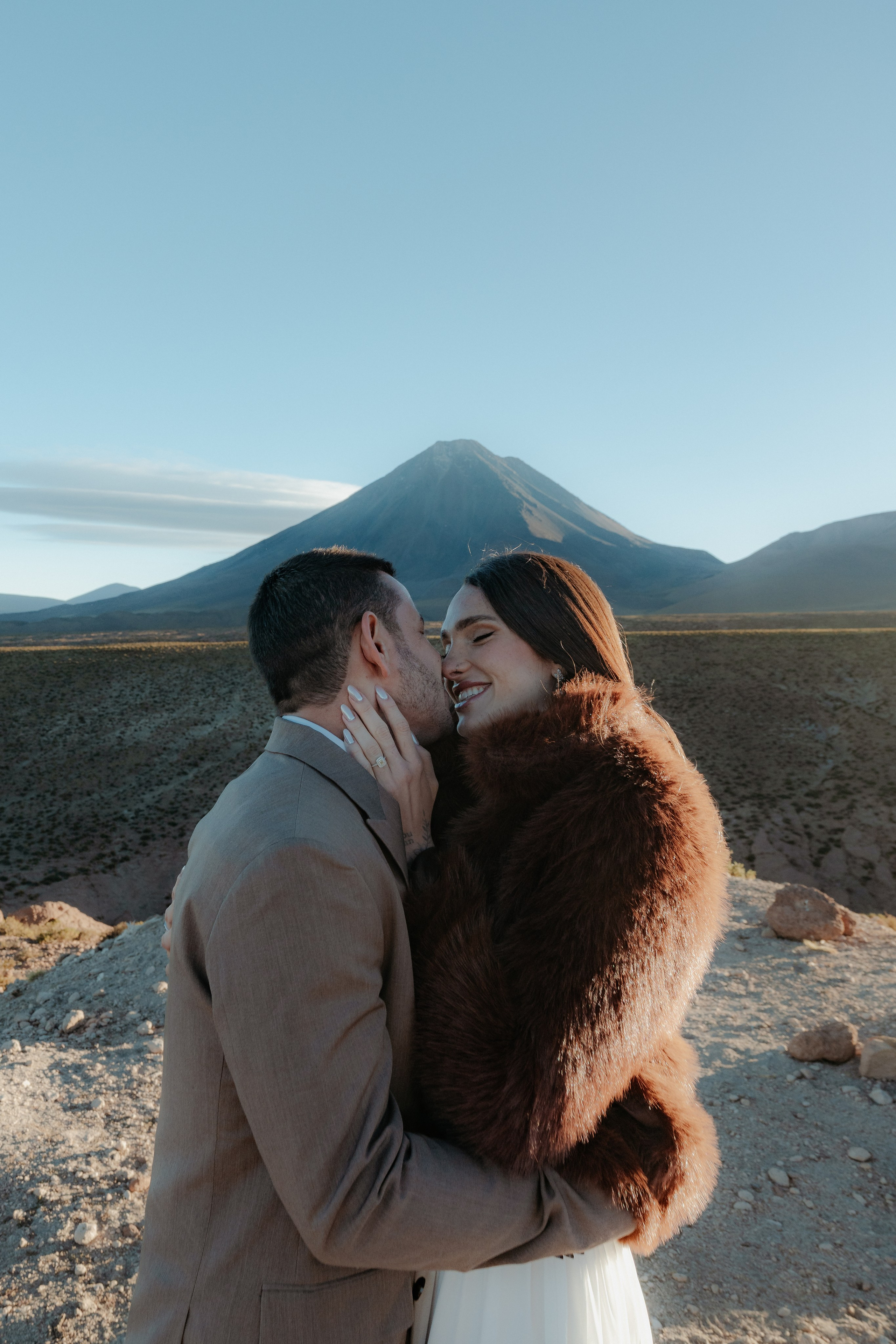 Pre-wedding no mirante do vulcão Licancabur. Photographer in San Pedro de Atacama