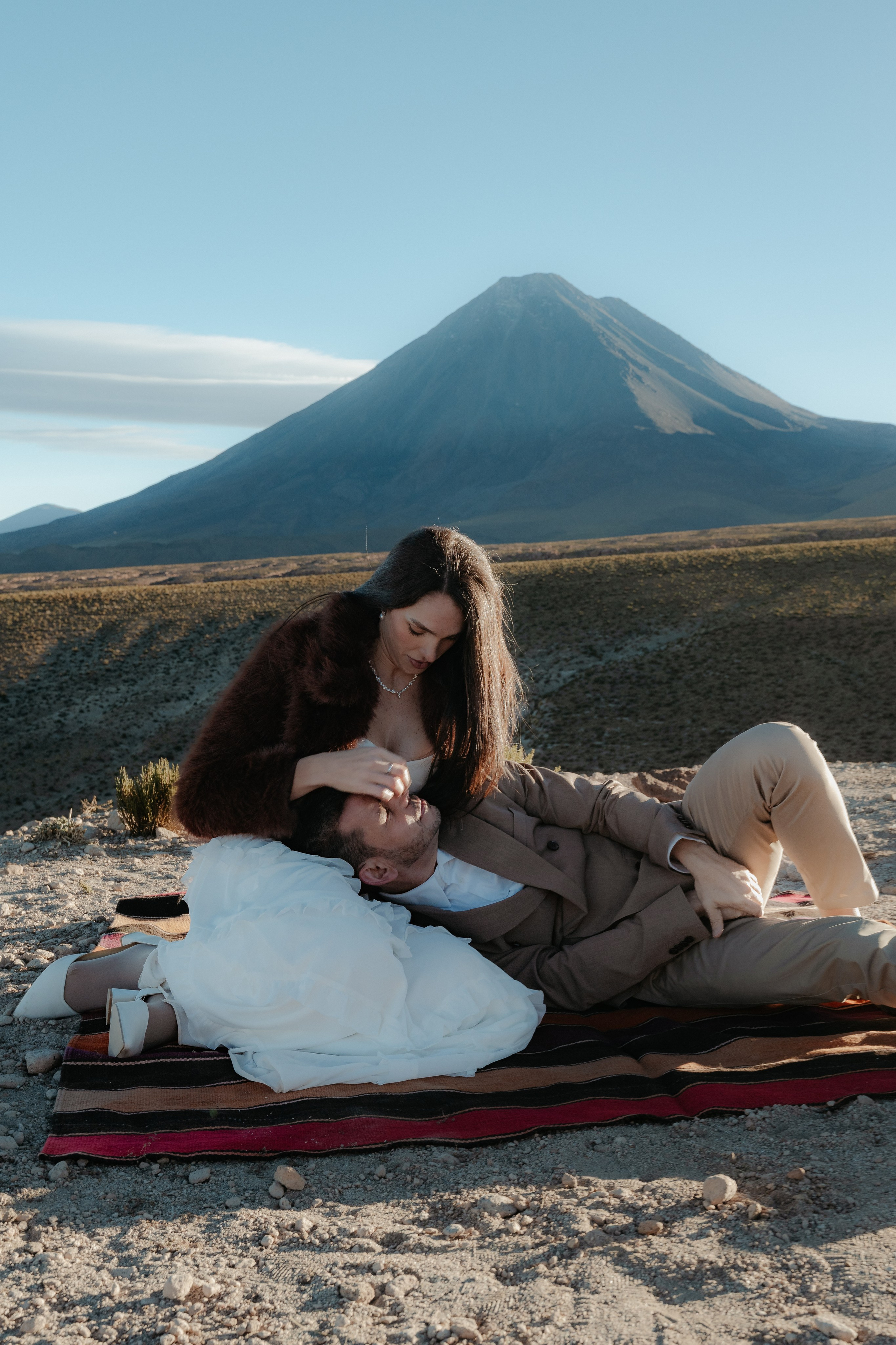 Pre-wedding no mirante do vulcão Licancabur. Photographer in San Pedro de Atacama