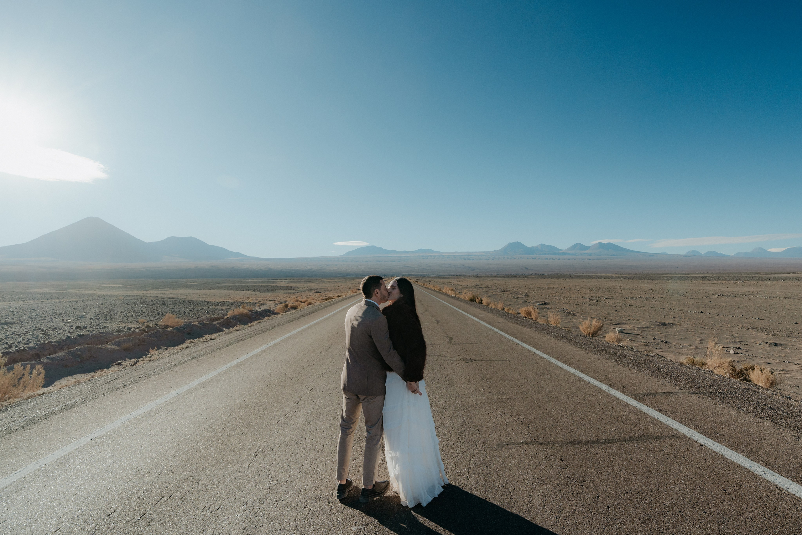 Pre-wedding no mirante do vulcão Licancabur. Photographer in San Pedro de Atacama