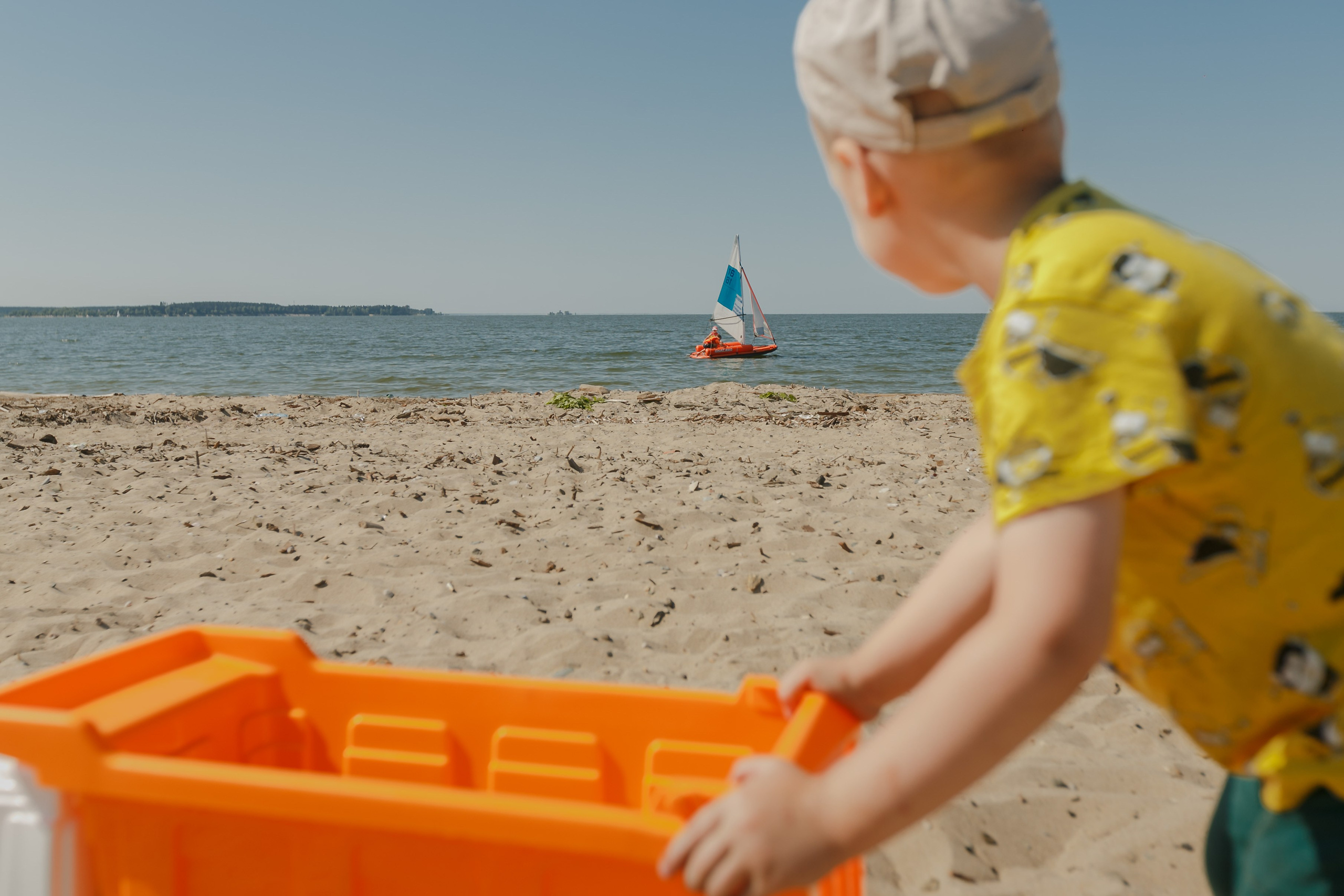 Familia volando una cometa en el lago y comiendo donas. Fotógrafo de retrato, familia y reportajes en Valencia | España | Europa Vitalii Lumier