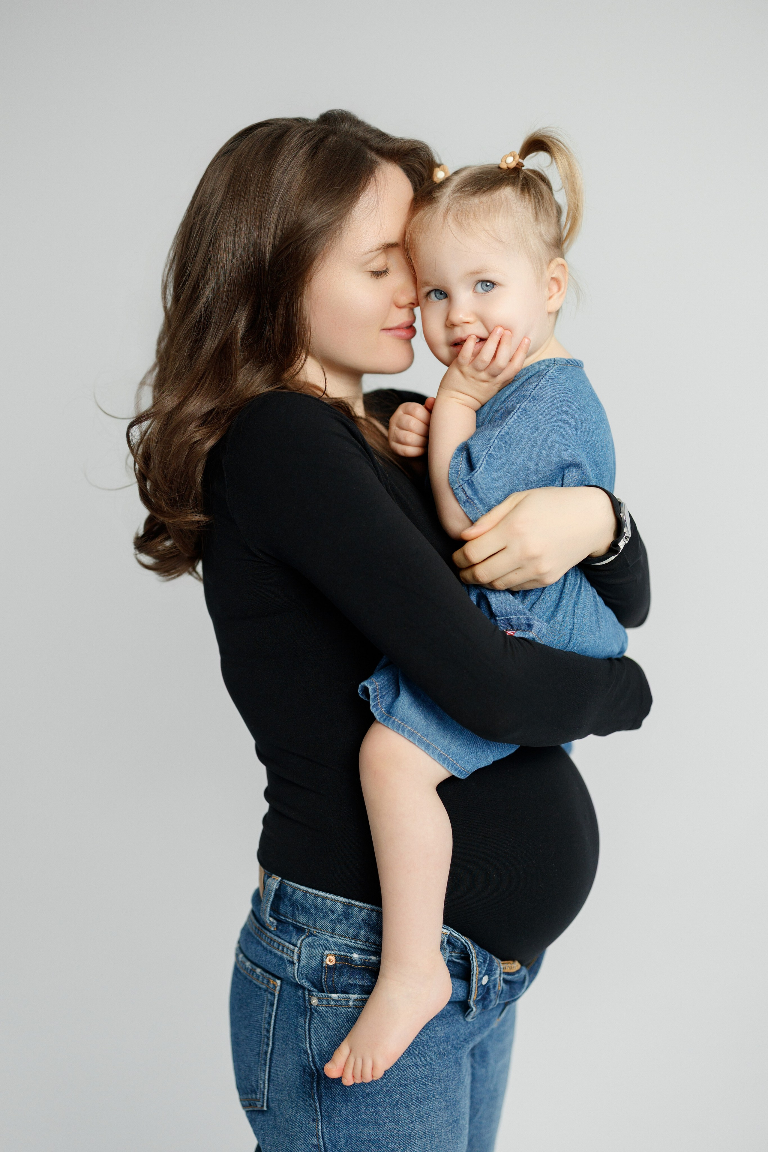 Ședință Foto de Familie — Stil Minimalist pe Fundal Alb. Scarlat Photography