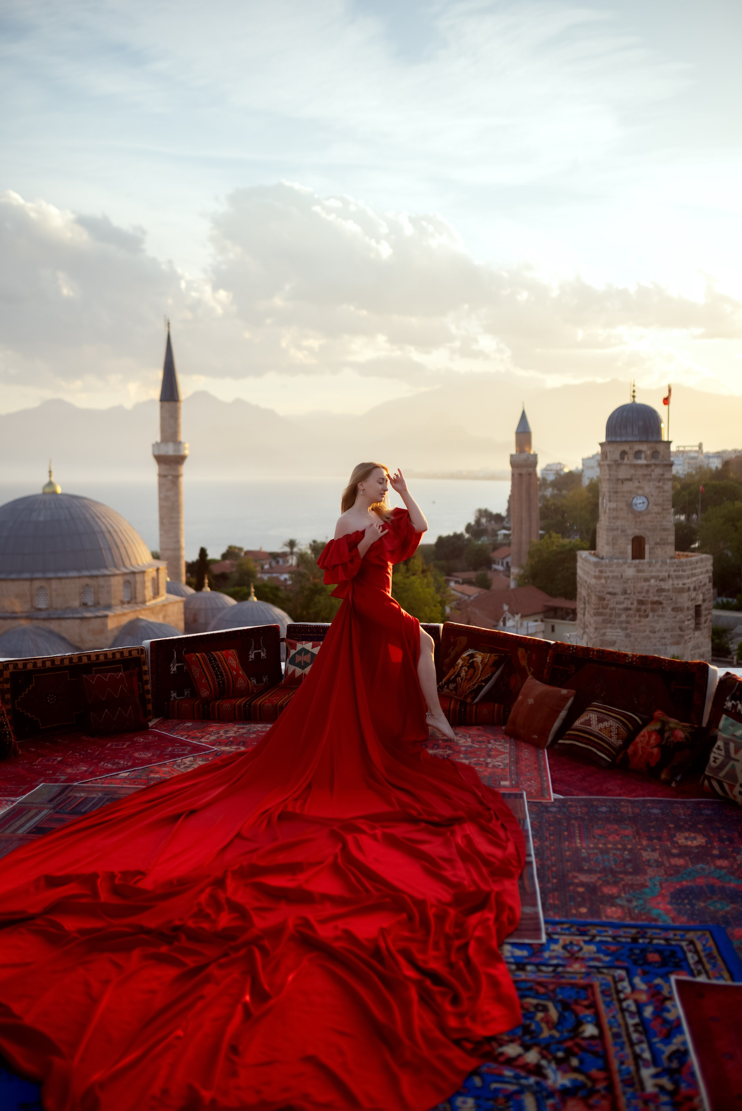 Крыша в Анталии с видом на море и мечеть