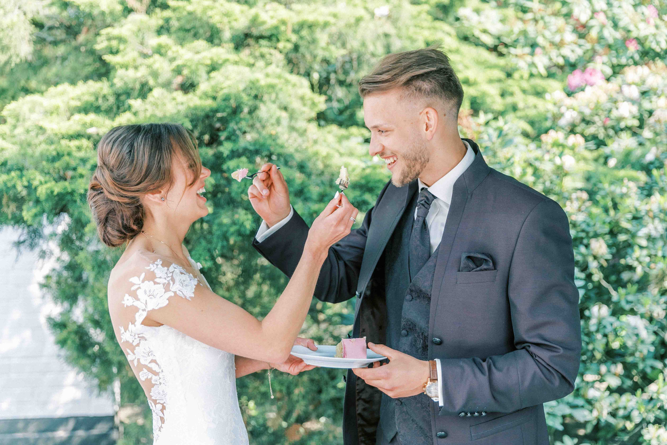 brautpaar tortenanschnitt hochzeit landhaus am see garbsen