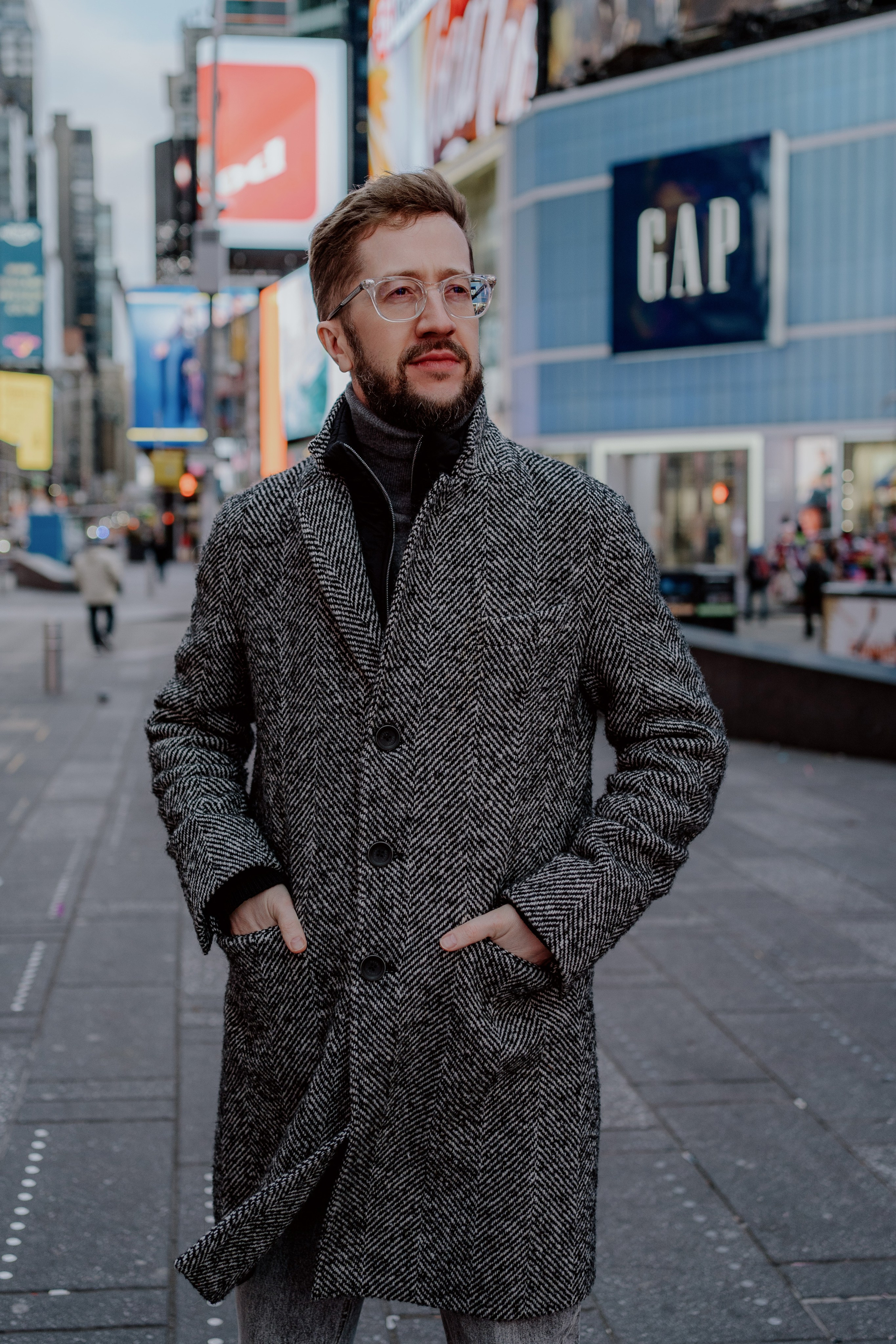 Family in Times Square. Videographer and photographer in New York // MAKAROV.VIDEO