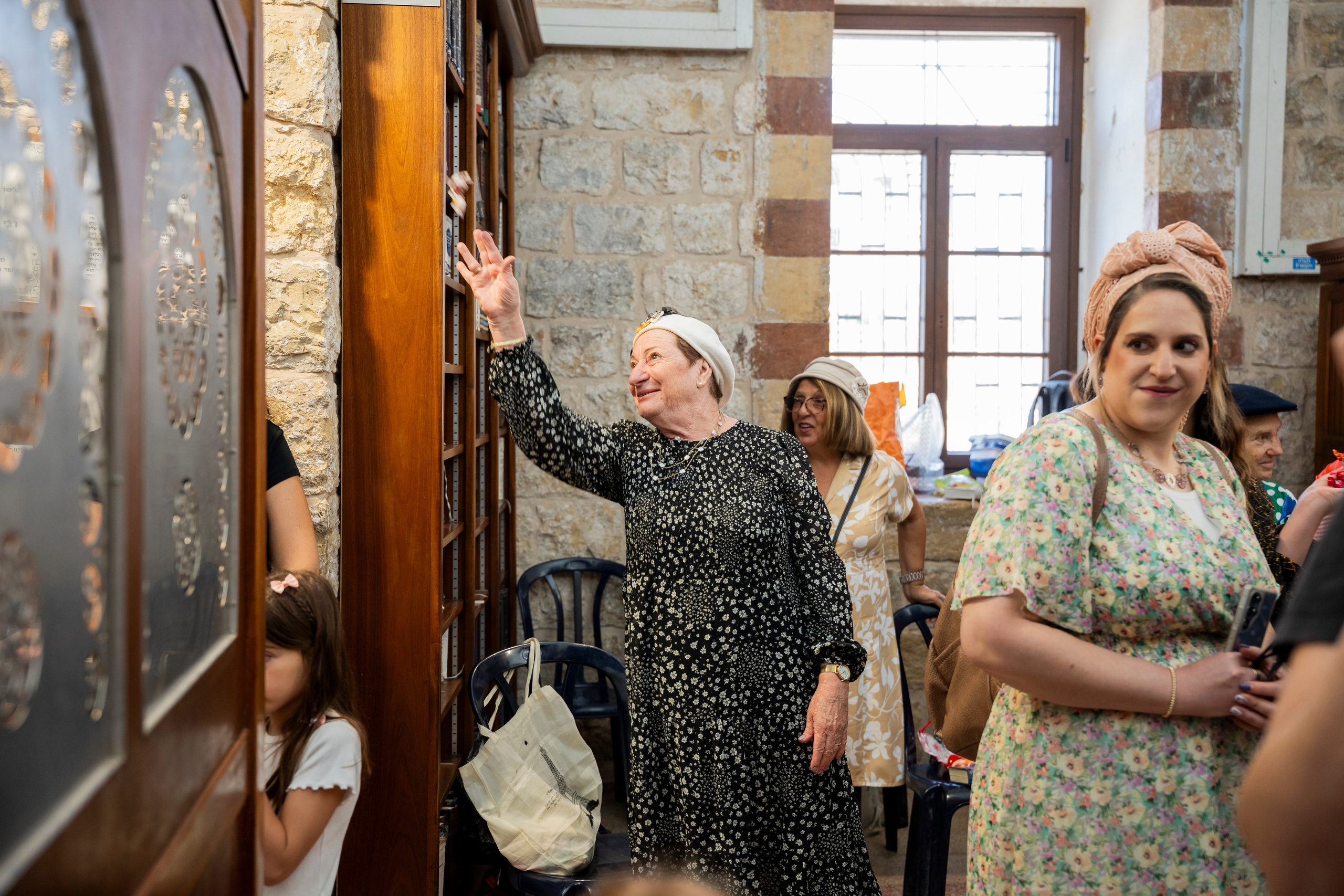 הנחת התפילין רפאל לוי. יוסף מזרחי צילום חתונה, ברית וזוגיות. צלם מקצועי שאוהב להוציא אתכם הכי יפים ברגעים הכי מרגשים