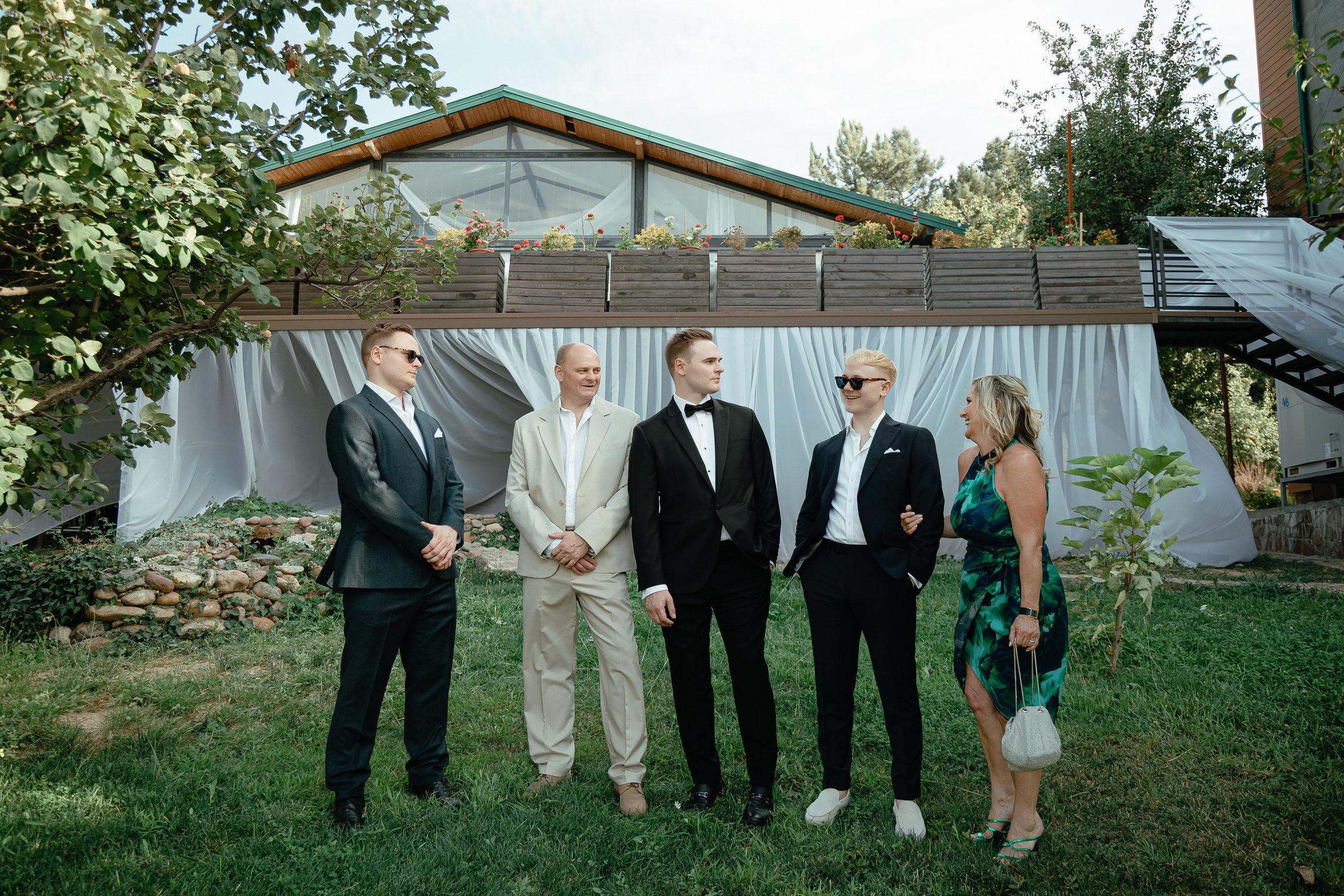 Thomas & Suyumbika. Главная