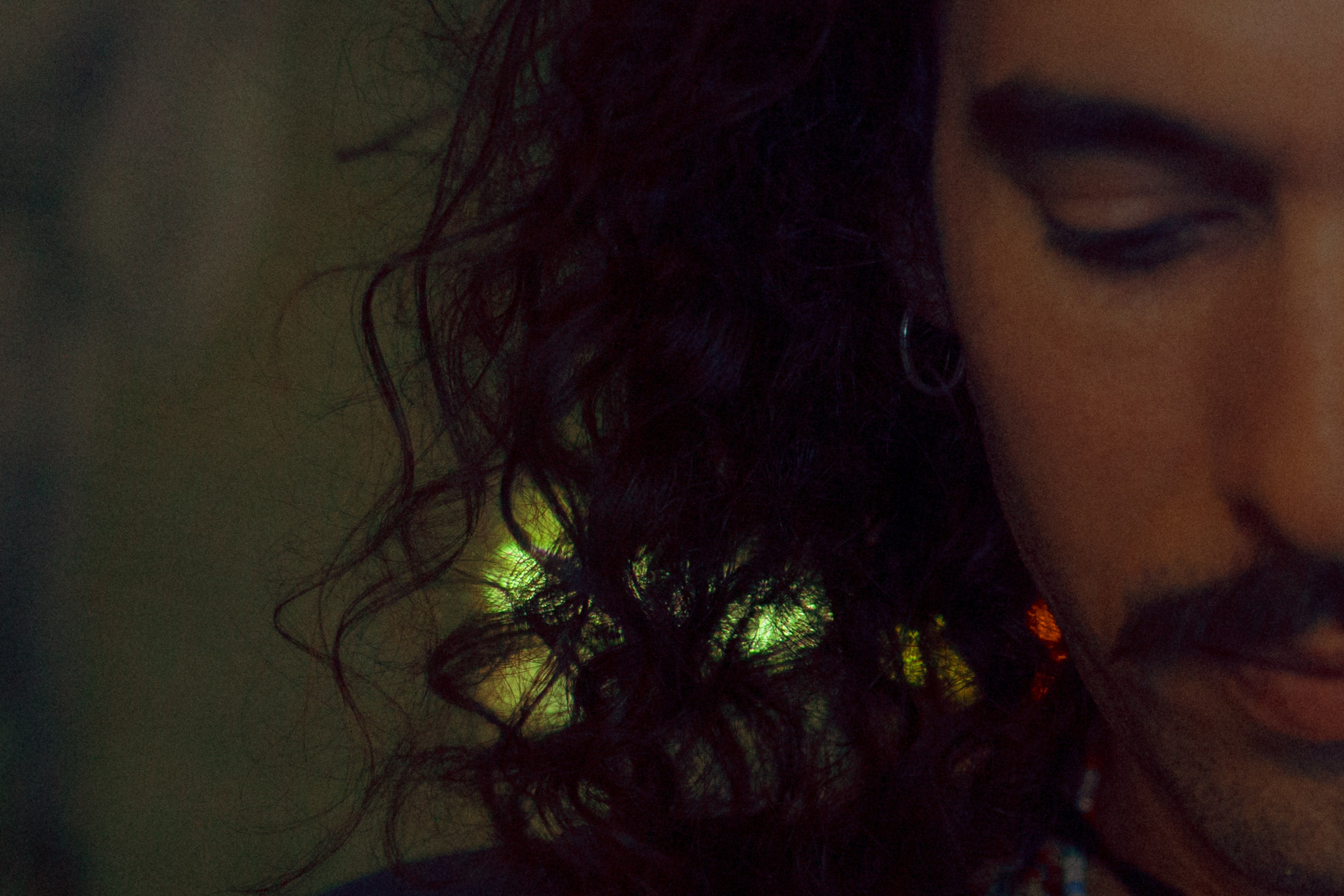 Fotografía nocturna con el músico Mateo en el Raval de Barcelona – retratos urbanos espontáneos. Marina Kálcheva – Photographer, Videographer & Visual Artist in Barcelona