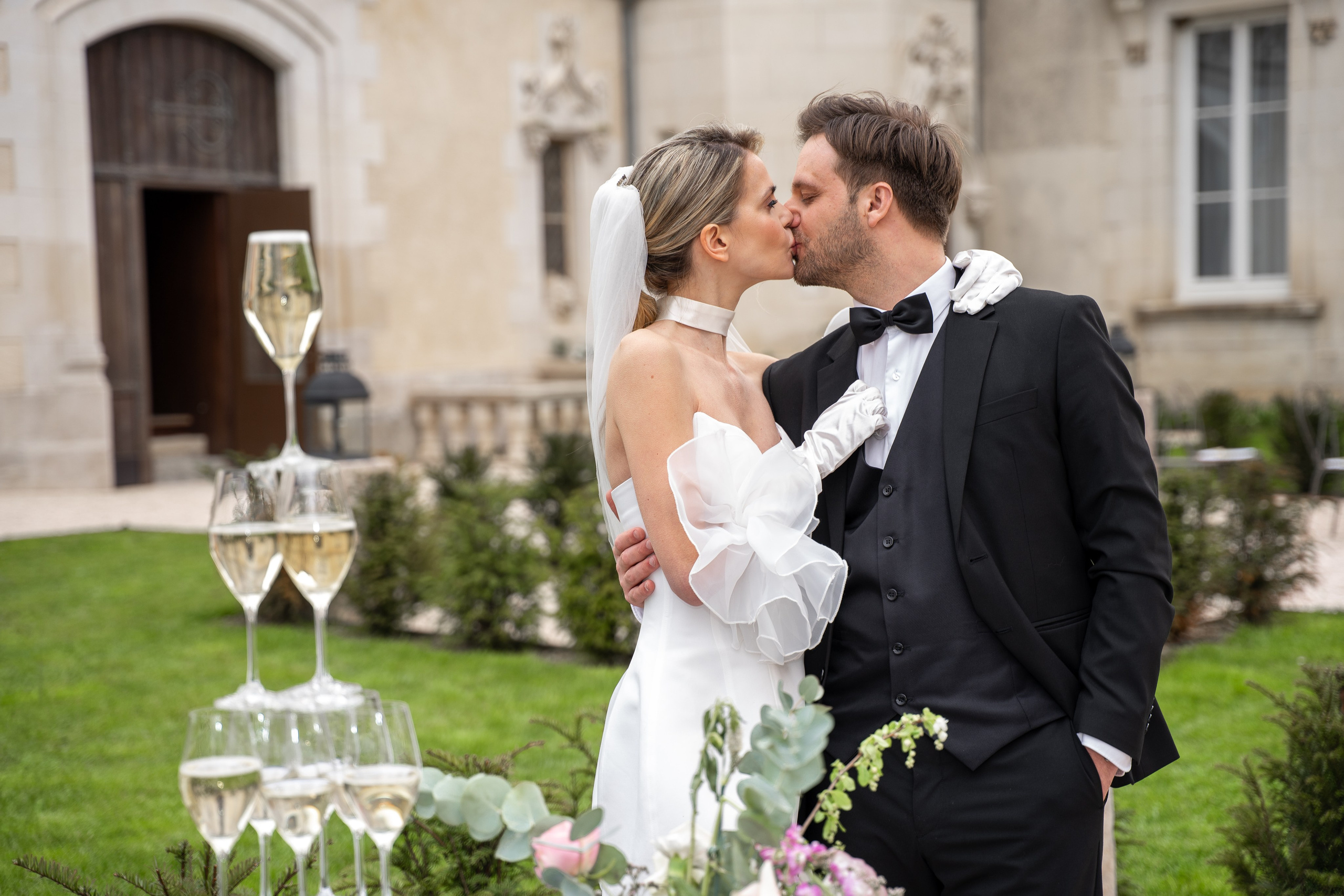 Chateau elopement inspiration. Wedding photographer in Paris Oksana Shum