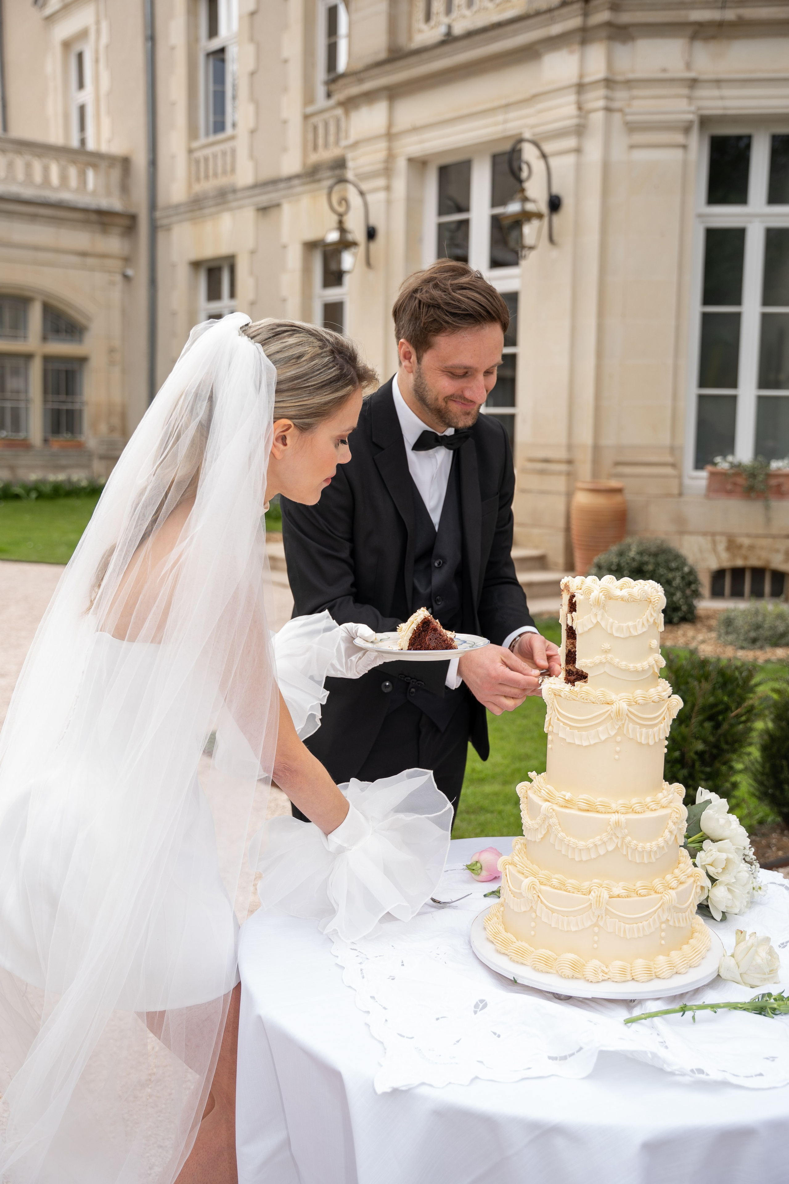 Chateau elopement inspiration. Wedding photographer in Paris Oksana Shum