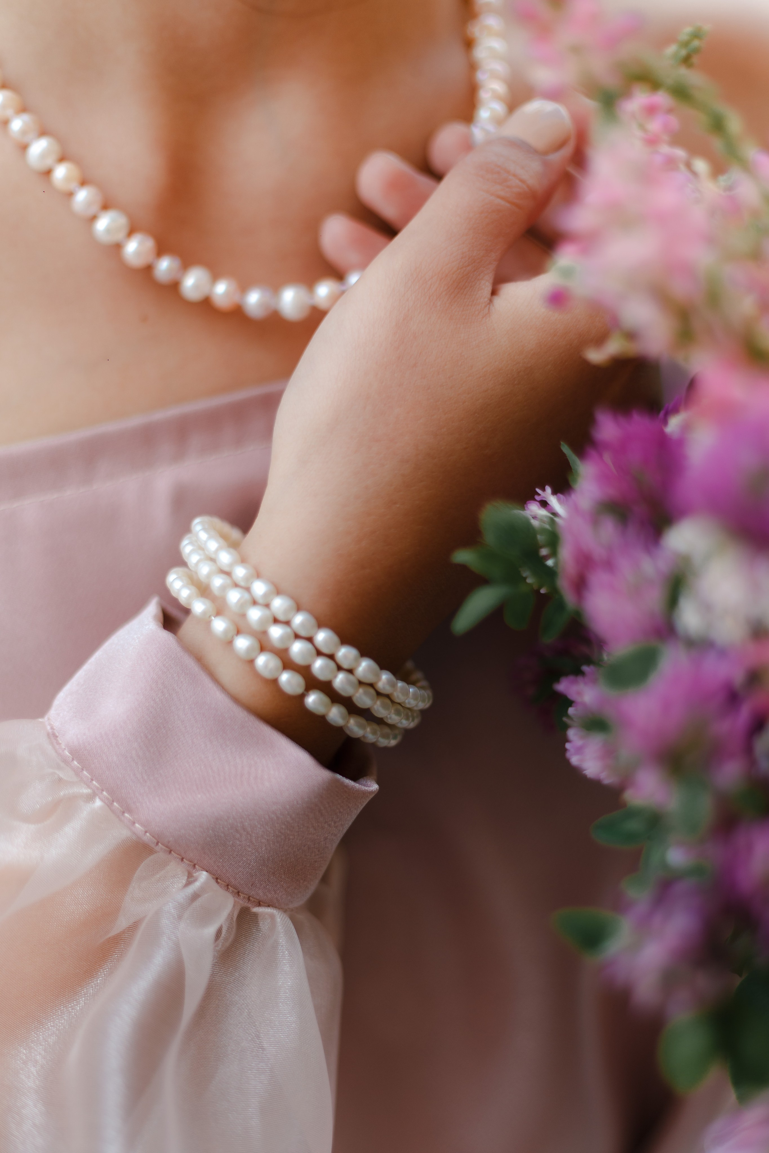 La novia y el novio en el fondo de un picnic de boda. Fotógrafo de retrato, familia y reportajes en Valencia | España | Europa Vitalii Lumier