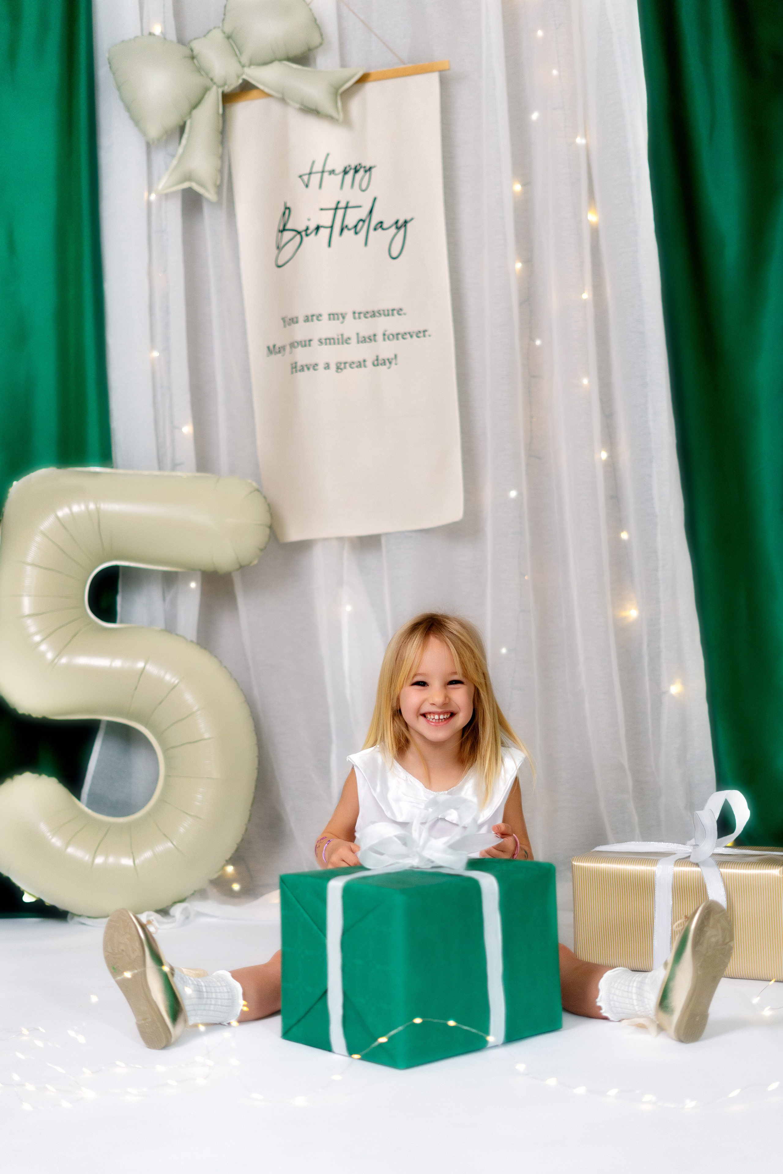 Photo fille 5 ans en studio à Roanne séance anniversaire enfant portrait naturel