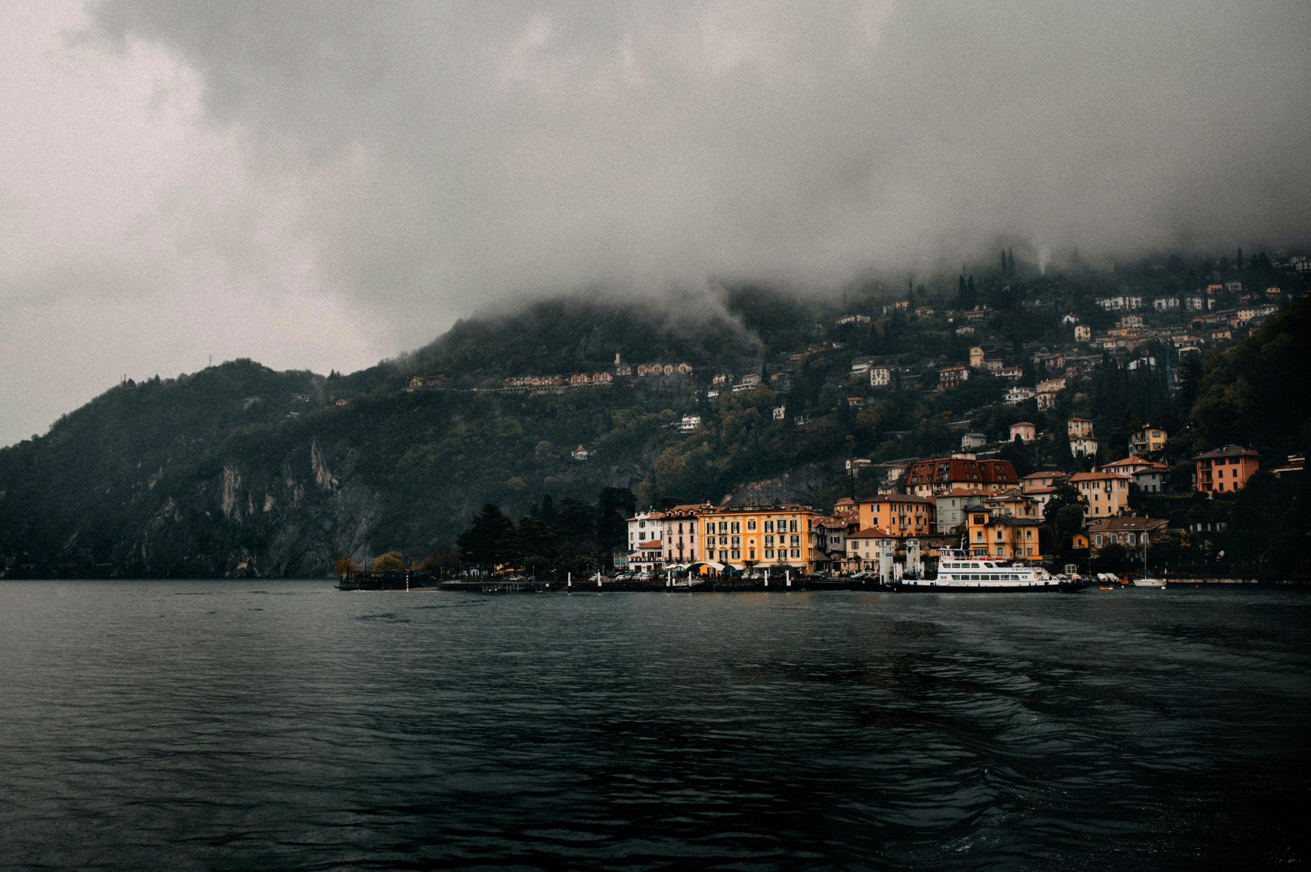 Como Evghenii. Wedding photographer from Moldova Alexey Chipchiu