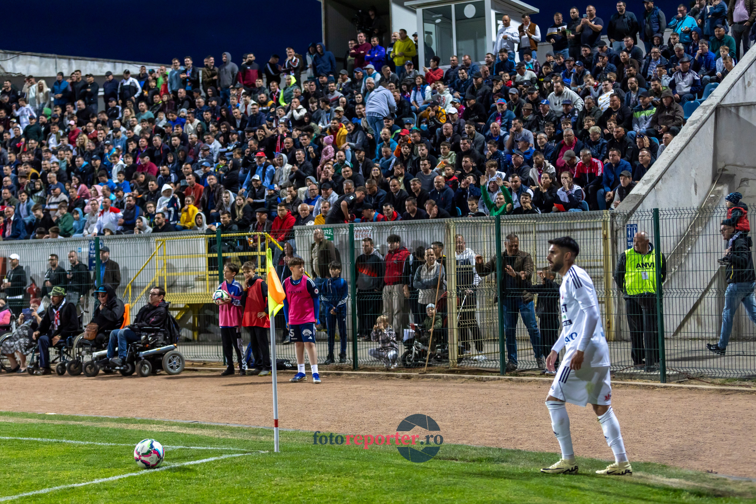 Galerie Foto: FC Botoșani vs. CS Mioveni - Pe 17 mai 2024, am fost martorii unei partide incredibile între FC Botoșani și CS Mioveni, în prima manșă a barajului pentru evitarea retrogradării. În fața unui stadion plin de emoție și speranță, echipa noastră a obținut o victorie importantă, cu un gol marcat de Aldair în minutul 93. 💪 *FC Botoșani 1-0 CS Mioveni*⚽️ Urmăriți momentele cheie ale meciului și bucuria suporterilor în această galerie foto! Pregătiți-vă pentru meciul de retur de pe 24 mai, când vom lupta din nou pentru a rămâne în prima ligă.#FCBotoșani #CSMioveni #BarajRetrogradare #ForzaBotoșani 