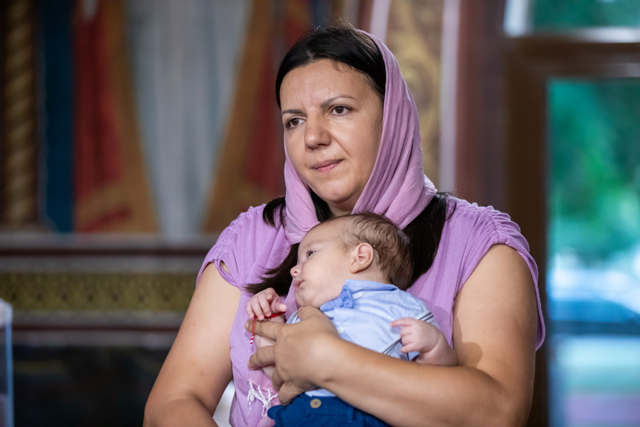 fotograf botez , fotografie botez Botoșani, fotograf Alin Chirilă, amintiri botez, fotografii botez, botez Miruna Parascheva, fotograf copii, fotografie botez în Botoșani-alt="botez , fotografie botez Alin Chirilă, amintiri botez, fotografii emoționante botez Botoșani"-- fotografii-botez-bebelus- amintiri-botez-micuț- moment-sfânt-crestinare- fotografie-emotionanta-botez- detalii-botez-bebelusi- parinti-fericiti-la-botez- fotograf-botez-profesionist- botez-in-biserica-ortodoxa- micuț-botezat-cu-emoție- zâmbete-și-lacrimi-la-botez- bebeluș-la-cristelniță- decor-botez-colorat- botez-cu-dragoste-și-credință- emotie-pura-la-botez- fotograf-botez-botosani- botez-iasi-suceava-fotograf- amintiri-nepretuite-botez-- Preotul ținându-l pe micuțul Mathias Gabriel la botez, în biserica Înălțarea Domnului, Copălău  - Detalii de la botezul lui Mathias – lumânare, trusou și icoană  - Familia lui Mathias Gabriel alături de micuț, în ziua botezului  - Portret emoționant cu mama și bebelușul în brațe, în biserică,fotograf profesionist evenimente Botoșani, Iași, Suceava, Fălticeni, Bacău, Pașcani, Roman - AlinoFotoStudio by Alin Chirilă - servicii foto nuntă, botez, cununie, ședințe foto creative, albume personalizate, fotografii emoționante și calitative pentru cele mai importante momente din viață,fotograf nuntă Botoșani Alin Chirilă,  ședință foto botez Iași - AlinoFotoStudio,  servicii fotograf profesionist evenimente Suceava,  fotograf cununie civilă Fălticeni - Alin Chirilă,  album foto nuntă personalizat Bacău.“Bebeluș botezat în biserică, ținut în brațe de nași”	•	“Detaliu cu lumânarea de botez decorată cu flori albe”	•	“Părinți emoționați alături de copilul lor la ceremonia de botez”	•	“Masa festivă de botez cu decor tematic și tort personalizat”	•	“Momentul în care preotul toarnă apă sfințită pe fruntea bebelușului”	“Bebeluș în rochie albă de botez, zâmbind în brațele mamei”	•	“Detaliu cu cruciulița de botez așezată pe o pernă de satin”	•	“Părinți și nași aprinzând lumânările în timpul ceremoniei de botez”	•	“Tort de botez decorat cu figurine tematice și numele copilului”	•	“Copil botezat dormind liniștit în pătuțul decorat festiv”	•	“Momentul în care preotul binecuvântează copilul în fața altarului”	•	“Invitați adunându-se în jurul mesei festive la petrecerea de botez”	•	“Bebeluș ținând în mână o jucărie personalizată primită la botez”	•	“Familie fericită pozând împreună după ceremonia de botez”	•	“Decor tematic cu baloane și flori la locația petrecerii de botez” fotograf Botoșani fotograf evenimente fotograf botez Alin Chirila fotograf alinofotostudio.fotograf botez Amelis Maria, fotografie botez Botoșani, fotograf Alin Chirilă, amintiri botez, fotografii botez, botez Amelis Maria, fotograf copii, fotografie botez în Botoșani,